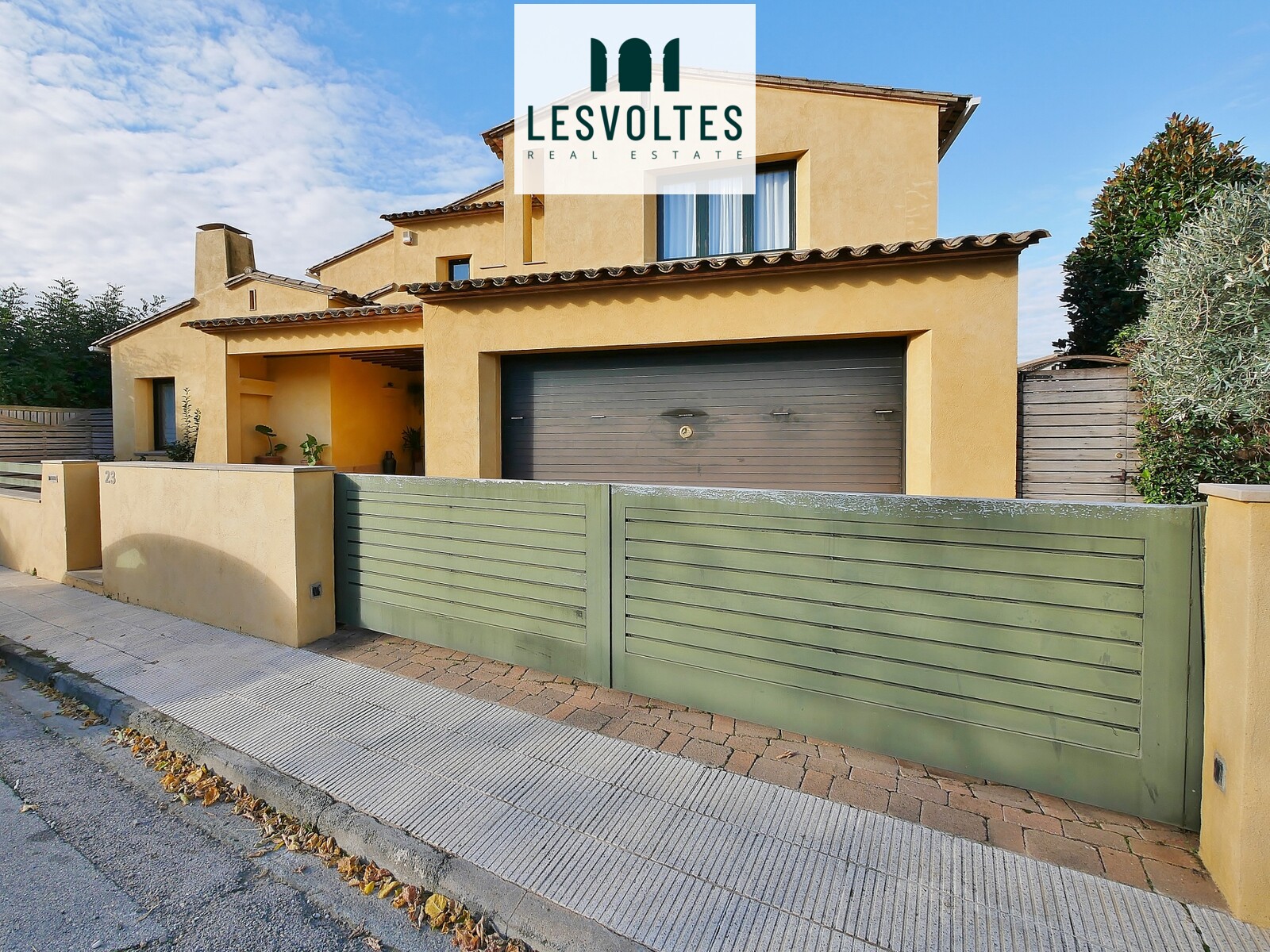 UNIFAMILIAR HOUSE OF 360 M2 WITH 4 ROOMS, GARAGE AND YARD OF 182 M2, FOR SELL IN LA BISBAL D'EMPORDÀ. 