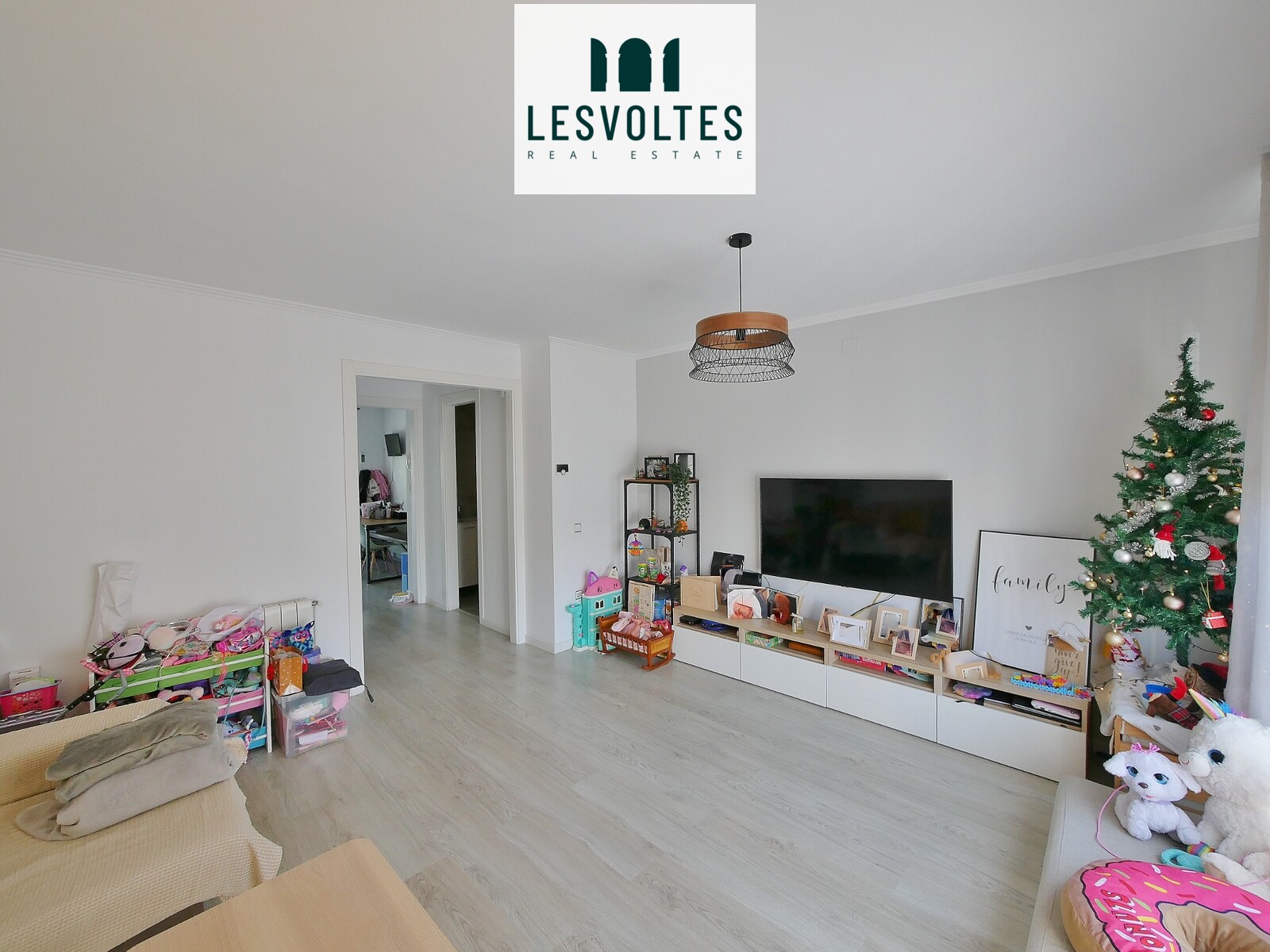 IMPECABLE CASA ADOSSADA DE 165 M2, AMB GARATGE, TERRAT I JARDÍ, EN VENDA A LA BISBAL D’EMPORDÀ.