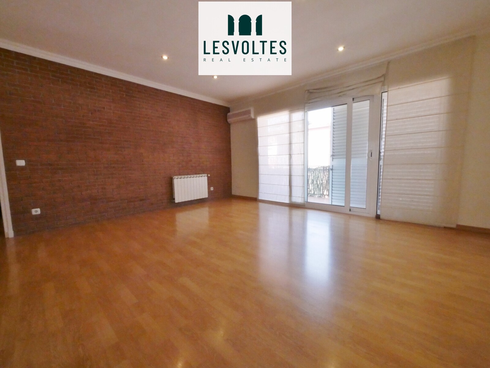 75 M2 FLAT, ON THIRD FLOOR WITHOUT ELEVATOR, WITH TERRACE AND BALCONY, LOCATED NEAR THE CENTER OF LA BISBAL D'EMPORDÀ.