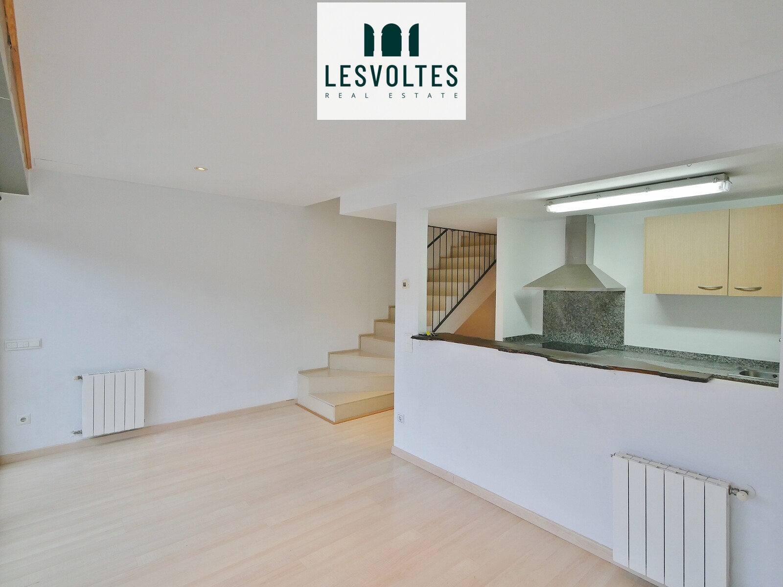 DÚPLEX DE 67 M2 AMB TERRASSA, PLAÇA D'APARCAMENT I TRASTER EN LLOGUER, A LA BISBAL D’EMPORDÀ.