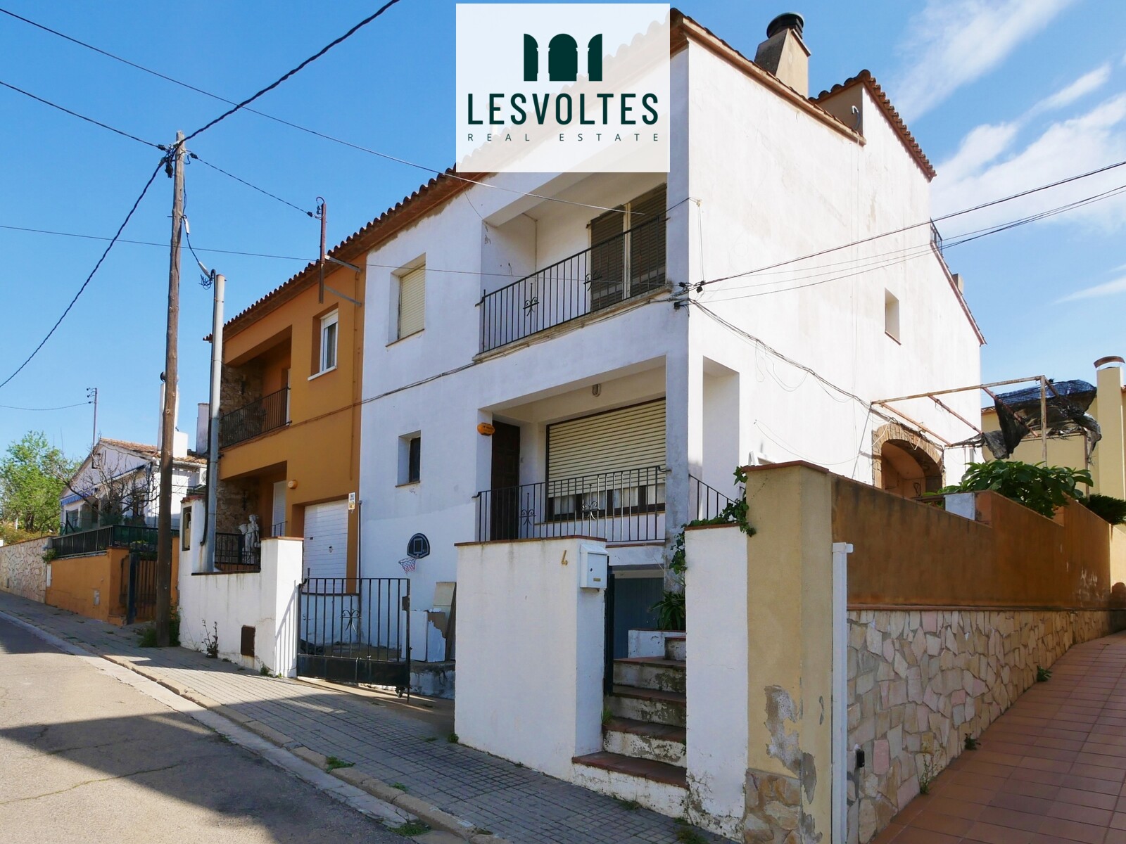  CASA APARELLADA DE 4 HABITACIONS SITUADA EN ZONA RESIDENCIAL TRANQUILA DE PALAFRUGELL. ZONA BRUGUEROL