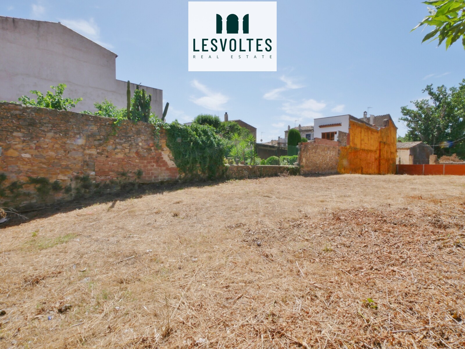 EXCEPTIONAL OPPORTUNITY! 605 M2 LAND FOR SALE IN THE CENTER OF LA BISBAL D'EMPORDÀ WITH ENTRANCE BY 2 STREETS.