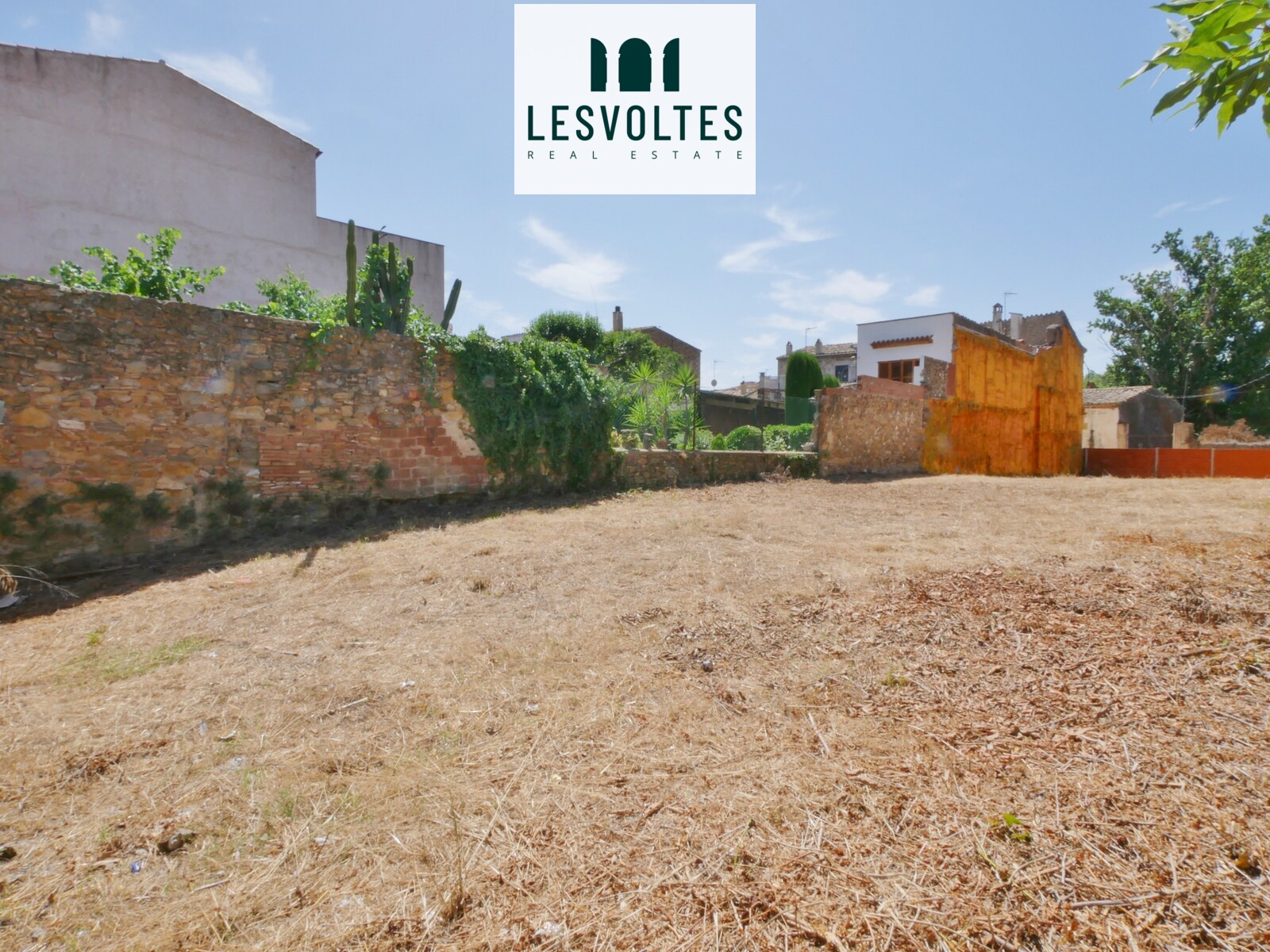 OPORTUNIDAD EXCEPCIONAL! TERRENO DE 605 M2 EN VENTA EN EL CENTRO DE LA BISBAL D'EMPORDÀ CON ENTRADA POR 2 CALLES.