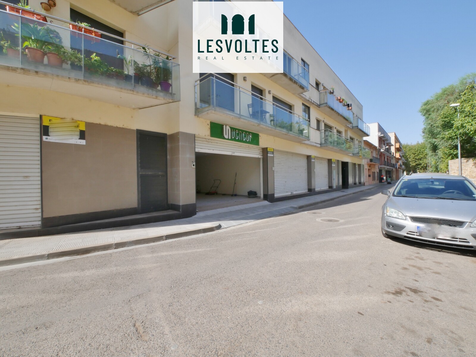  COMMERCIAL PREMISES OF 80 M2 ON THE GROUND FLOOR FOR SALE IN THE CENTER OF THE BISBAL D'EMPORDÀ. 