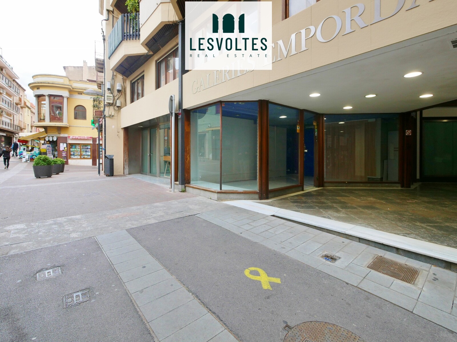 CORNER COMMERCIAL PREMISES WITH GREAT ESCAPARATE FOR RENT IN THE CENTER OF PALAFRUGELL.