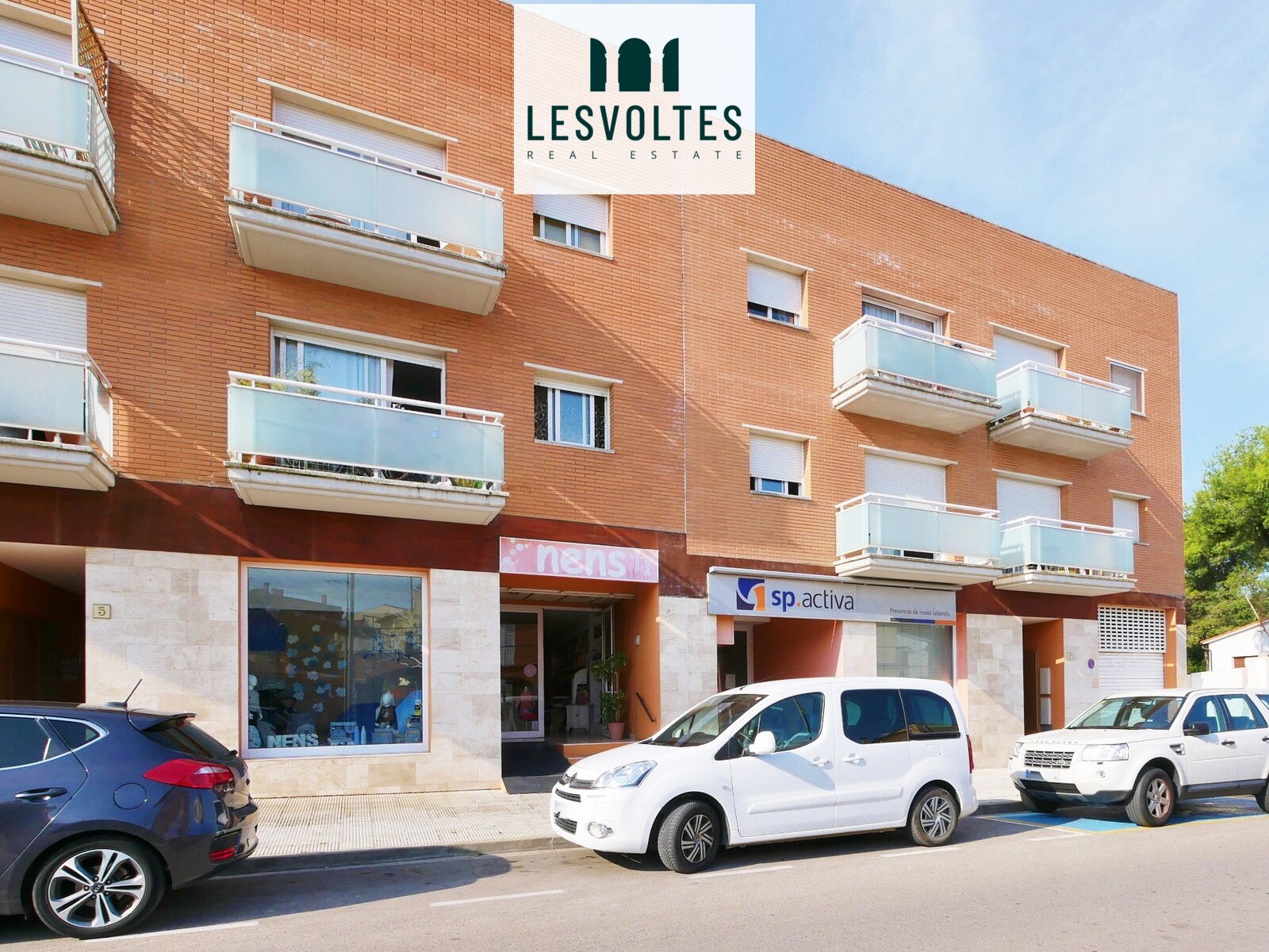 TWO PARKING PLACES WITH STORAGE ROOM FOR SALE IN THE CENTER OF THE BISBAL D'EMPORDÀ. 