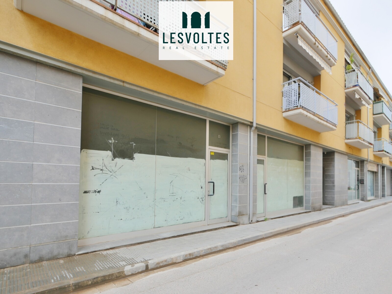 COMPLETELY OPEN COMMERCIAL PREMISES FOR SALE IN THE CENTER OF PALAMÓS