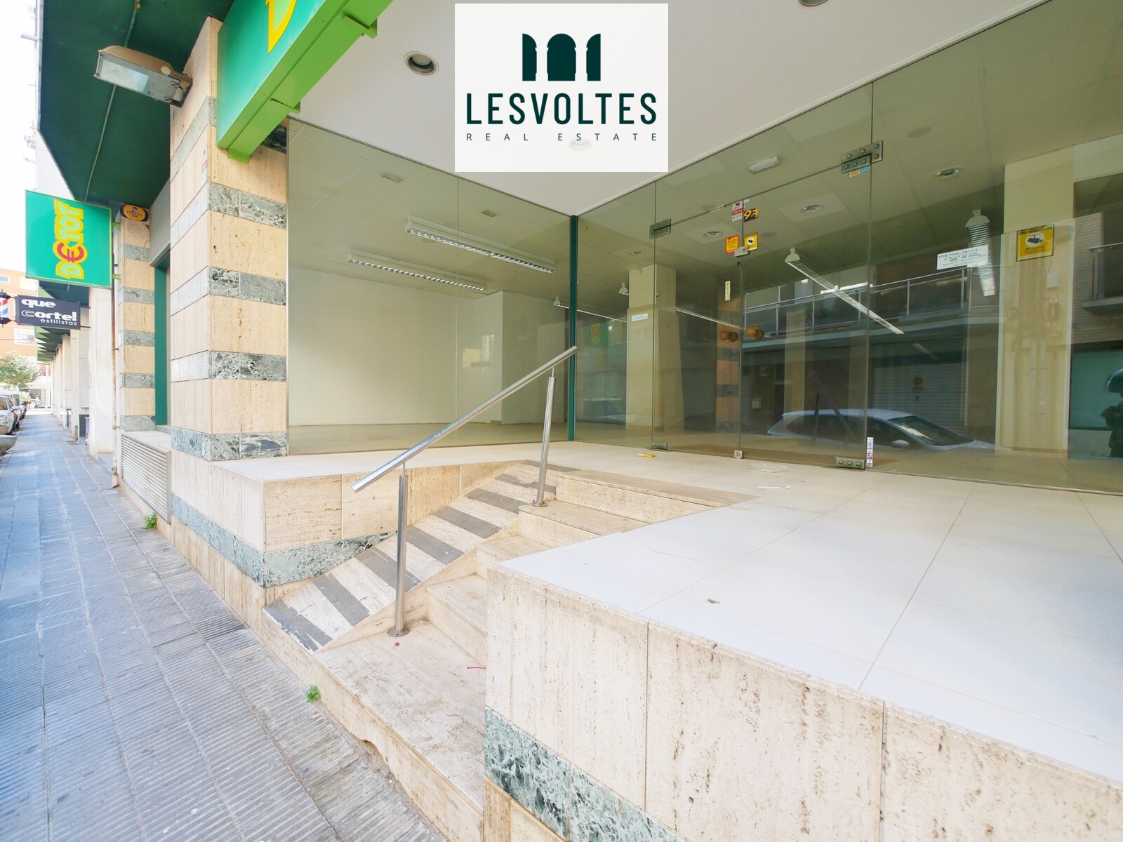 COMMERCIAL LOCAL 167 M2 WITH GREAT SHOWCASE FOR SALE IN PALAMÓS. DOWNTOWN AREA.