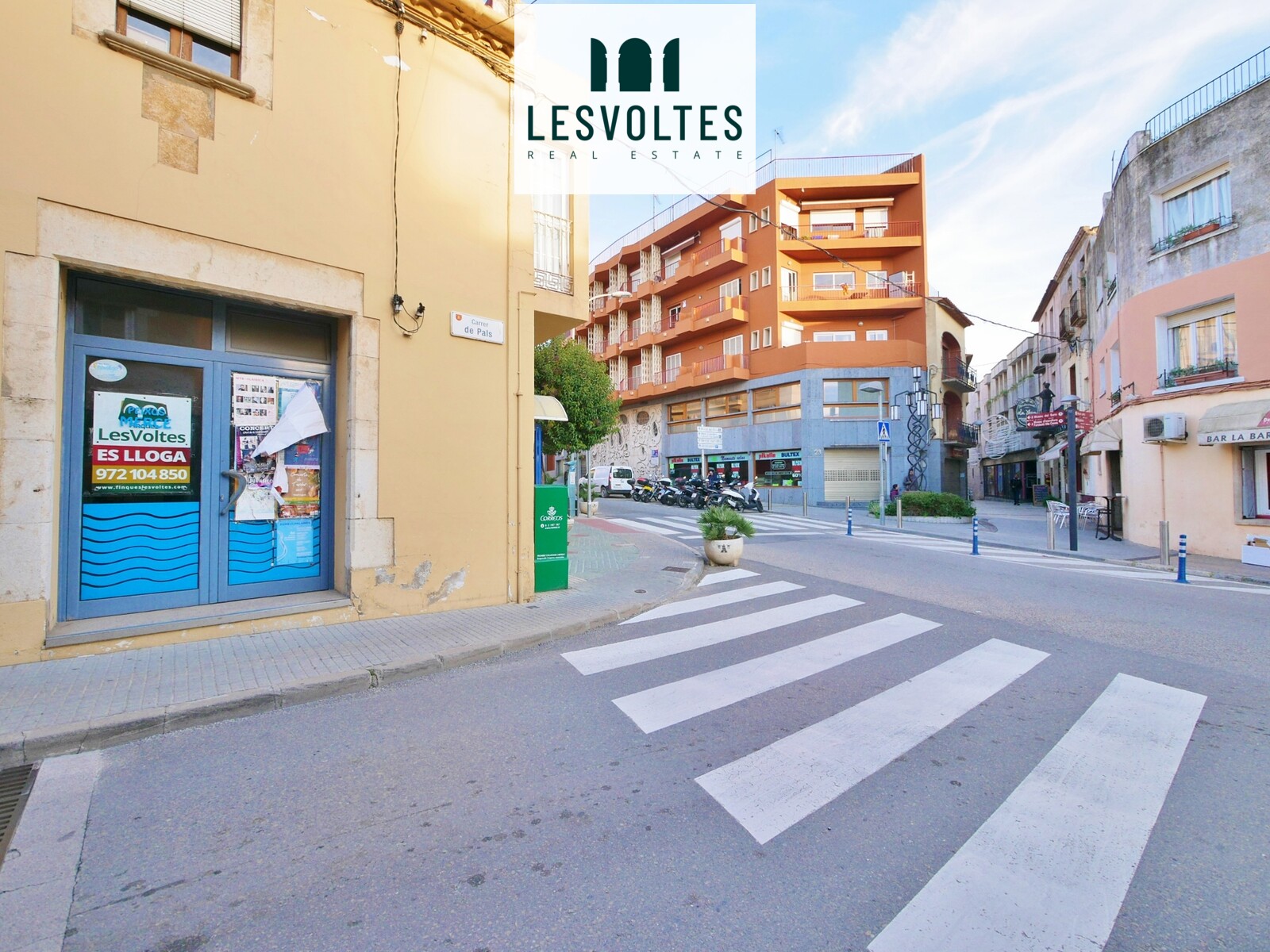 CORNER COMMERCIAL PREMISES FOR RENT IN THE CENTER OF PALAFRUGELL. STEP AND VERY VISIBLE AREA. 
