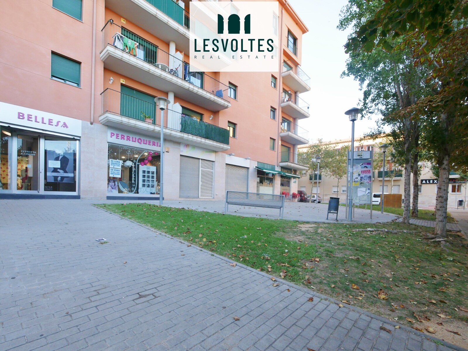 LOCAL COMERCIAL TOTALMENT REFORMAT EN LLOGUER DAVANT DE L'ESTADI DE PALAFRUGELL.