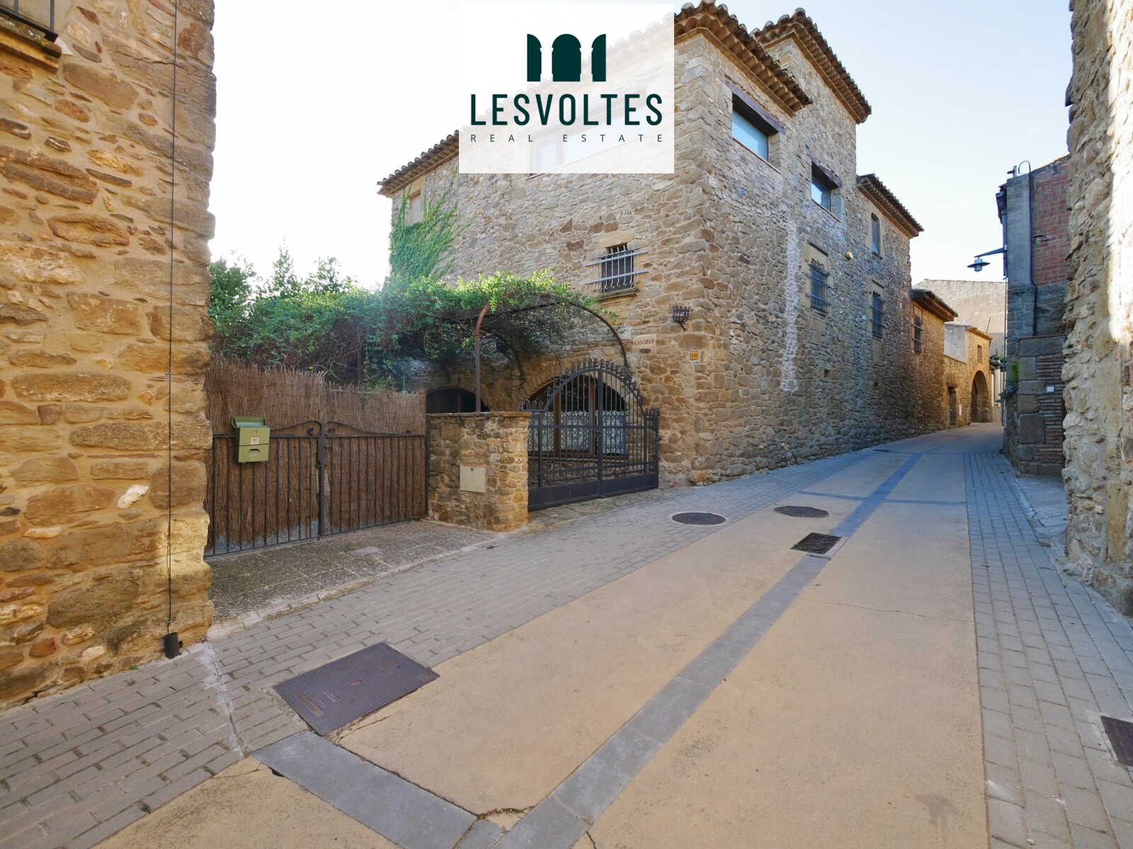 MAJESTUOSA CASA DE PEDRA RESTAURADA DE 560 M2 AMB JARDÍ I TERRASSA AMB BONES VISTES EN VENDA AL BAIX EMPORDÀ. 