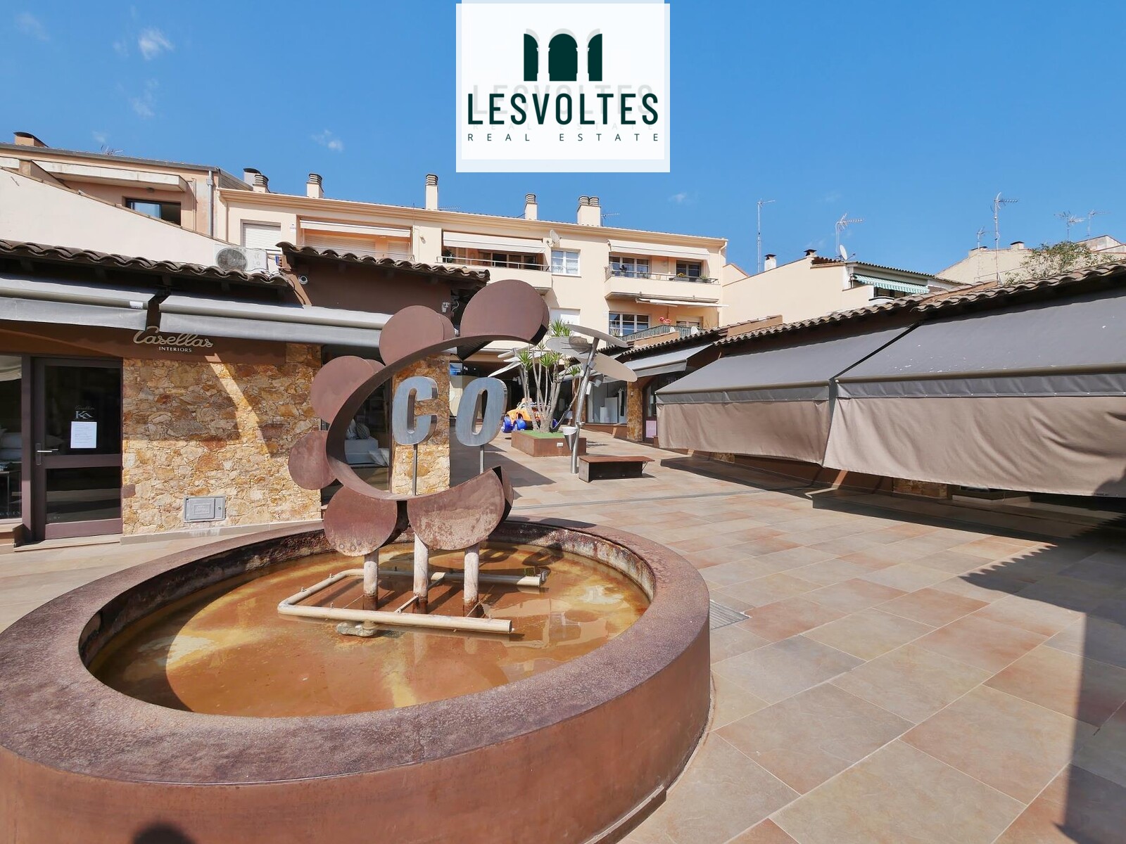LOCAL COMERCIAL TOTALMENTE DIÁFANO EN ALQUILER EN LAS GALERÍAS CEL OBERT DE PALAFRUGELL.