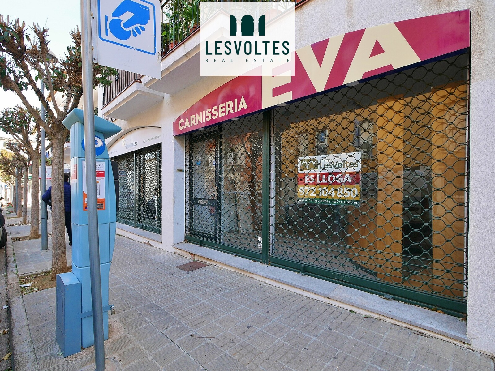 Local comercial de 55 m2 con acceso por dos calles en alquiler en Las Palmeras de Palafrugell.