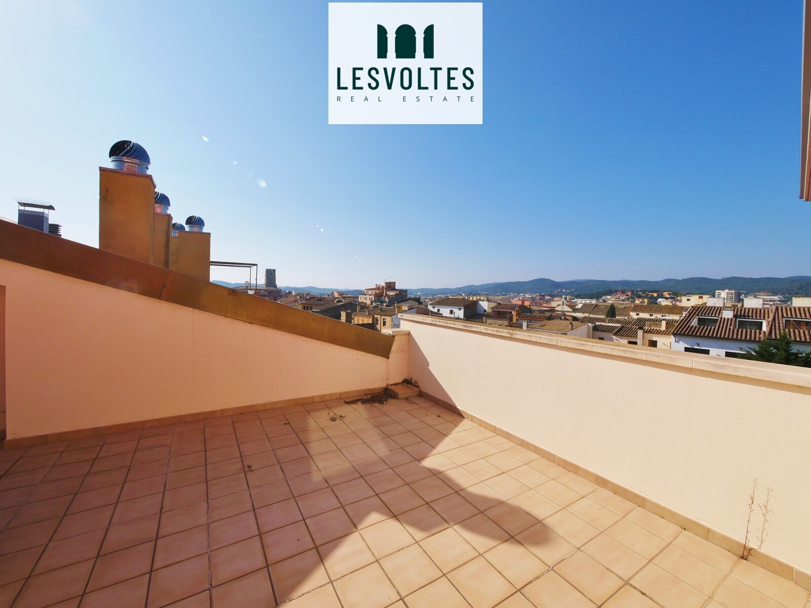 ÁTICO DÚPLEX SEMINUEVO CON GRAN TERRAZA EN VENTA EN EL CENTRO DE PALAFRUGELL. BUENA COMUNIDAD CON ASCENSOR