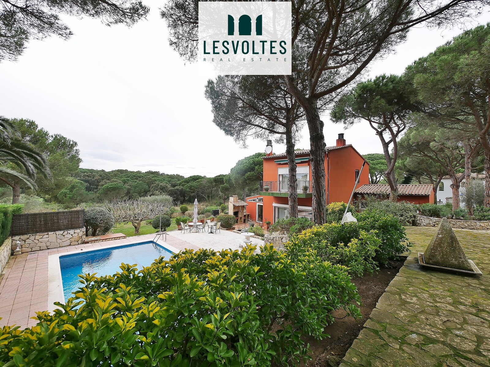 CASA UNIFAMILIAR CON GRAN JARDÍN Y PISCINA EN LA ZONA DEL GOLFET DE CALELLA DE PALAFRUGELL.  FINCA CON MUCHAS POSIBILIDADES