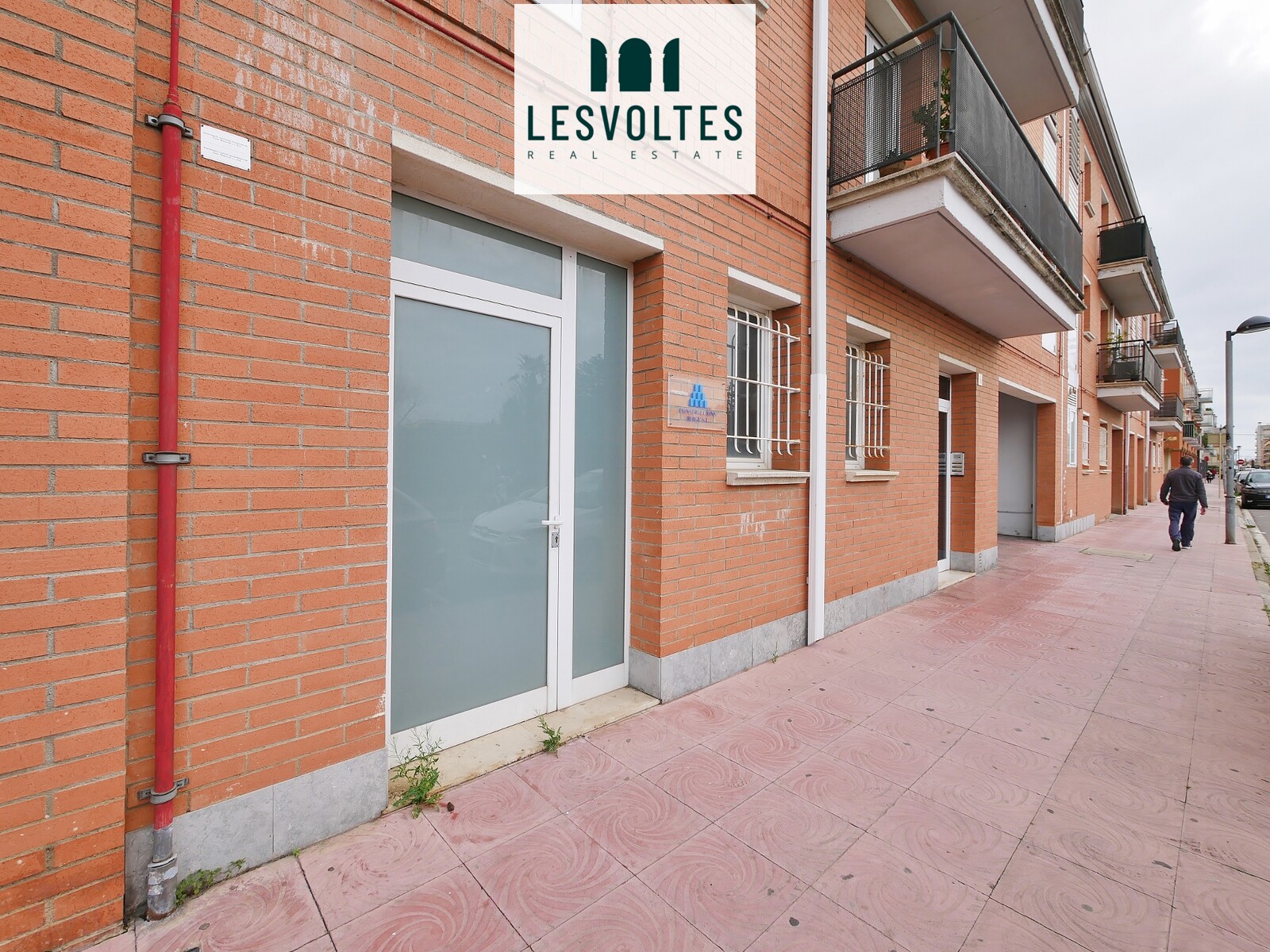 LOCAL COMERCIAL DE 100M2 UBICADO EN EL CENTRO DE PALAMÓS HABILITADO COMO OFICINA.