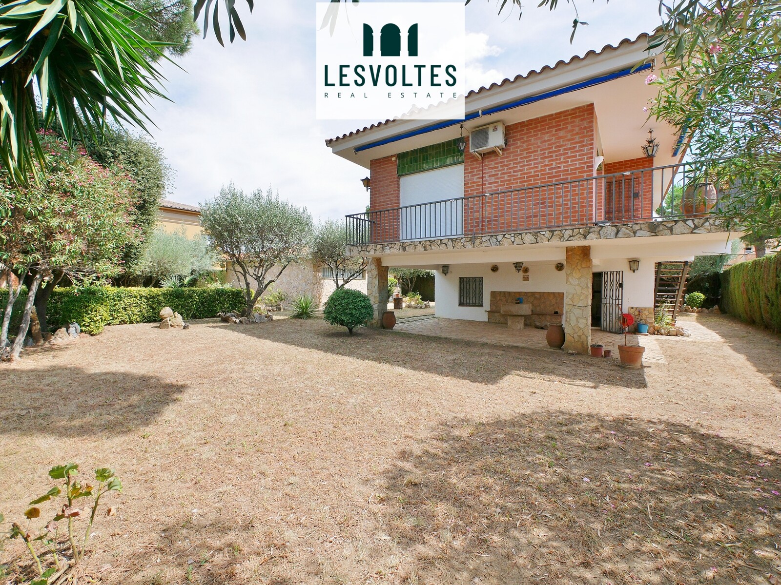 SINGLE FAMILY HOUSE OF 185 M2 WITH INDEPENDENT GARAGE, TERRACE AND GARDEN OF 670 M2 FOR SALE IN LA BISBAL D'EMPORDÀ.