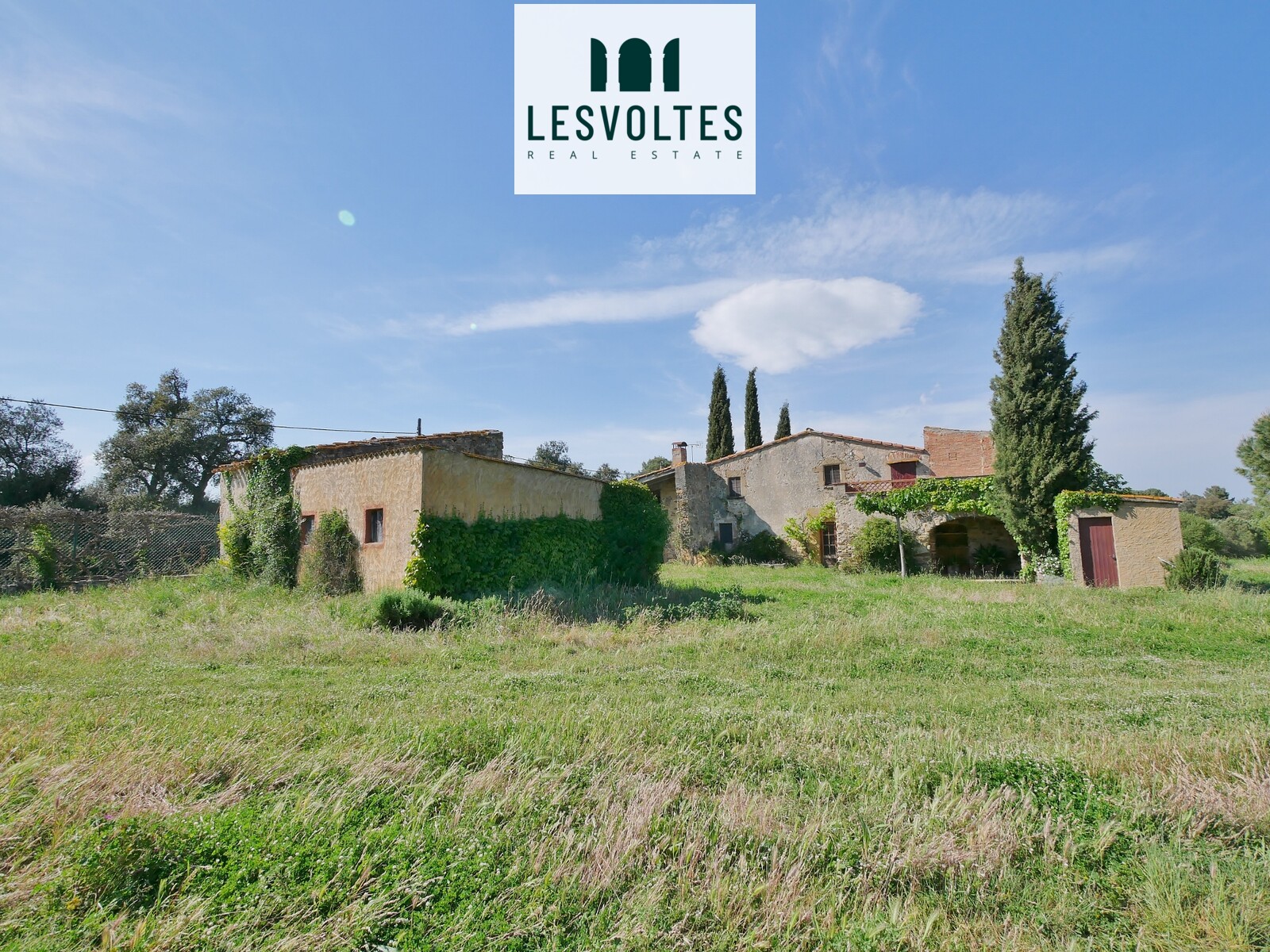 CHARMING STONE COUNTRY HOUSE OF 190 M2 WITH 8700 M2 OF LAND FOR RENT AS A SECOND RESIDENCE IN SANT SADURNÍ DE L’HEURA.