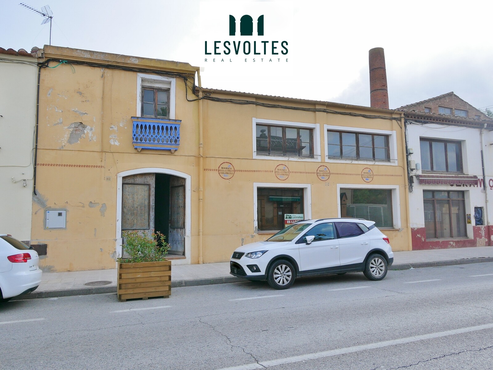 COMMERCIAL PREMISES OF 300 M2 ON THE GROUND FLOOR WITH FIRST FLOOR FOR RENT IN LA BISBAL D'EMPORDÀ.