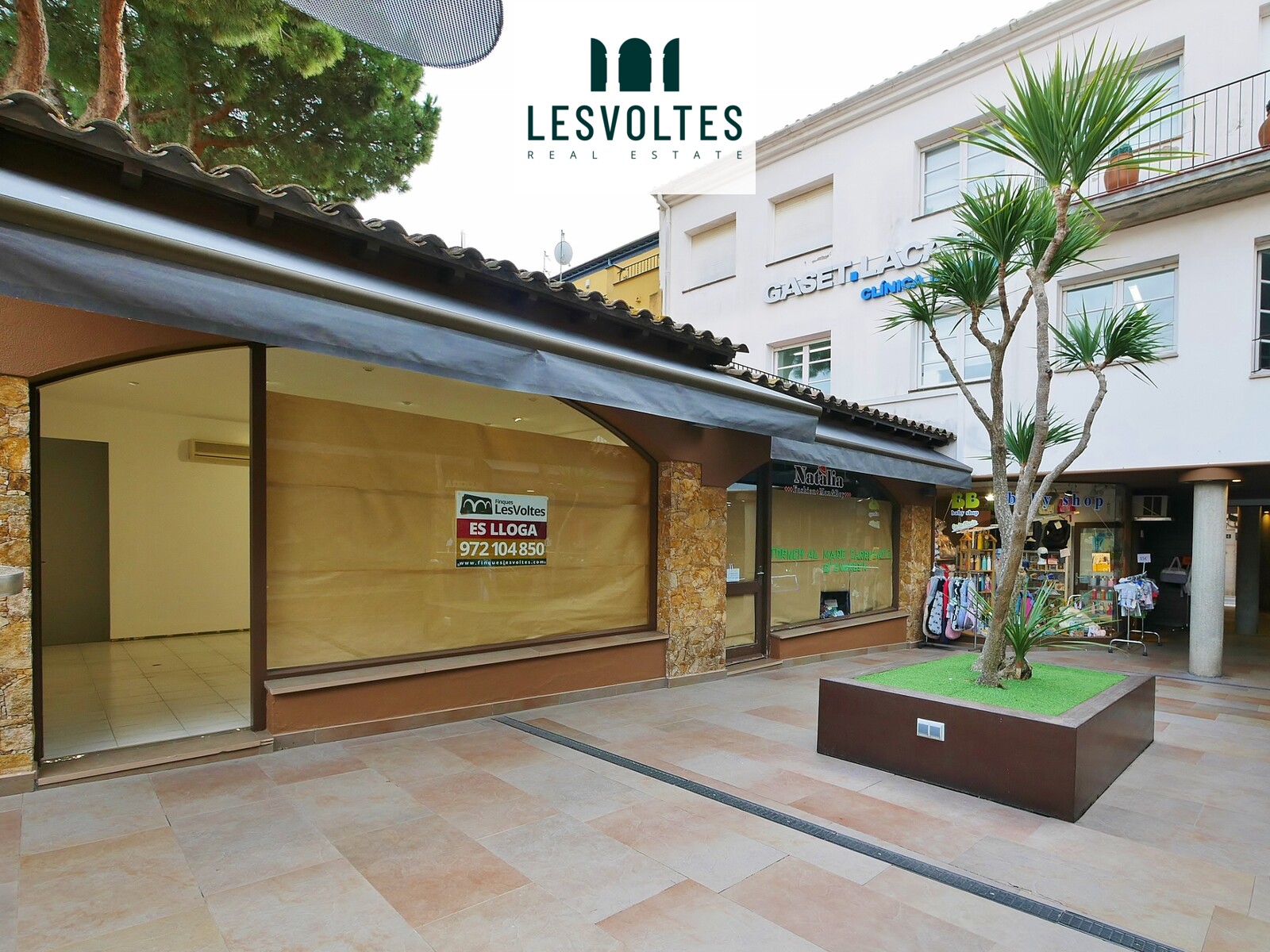 COMPLETELY DIAPHANOUS COMMERCIAL PREMISES FOR SALE IN THE CEL OBERT DE PALAFRUGELL SHOPPING CENTER.