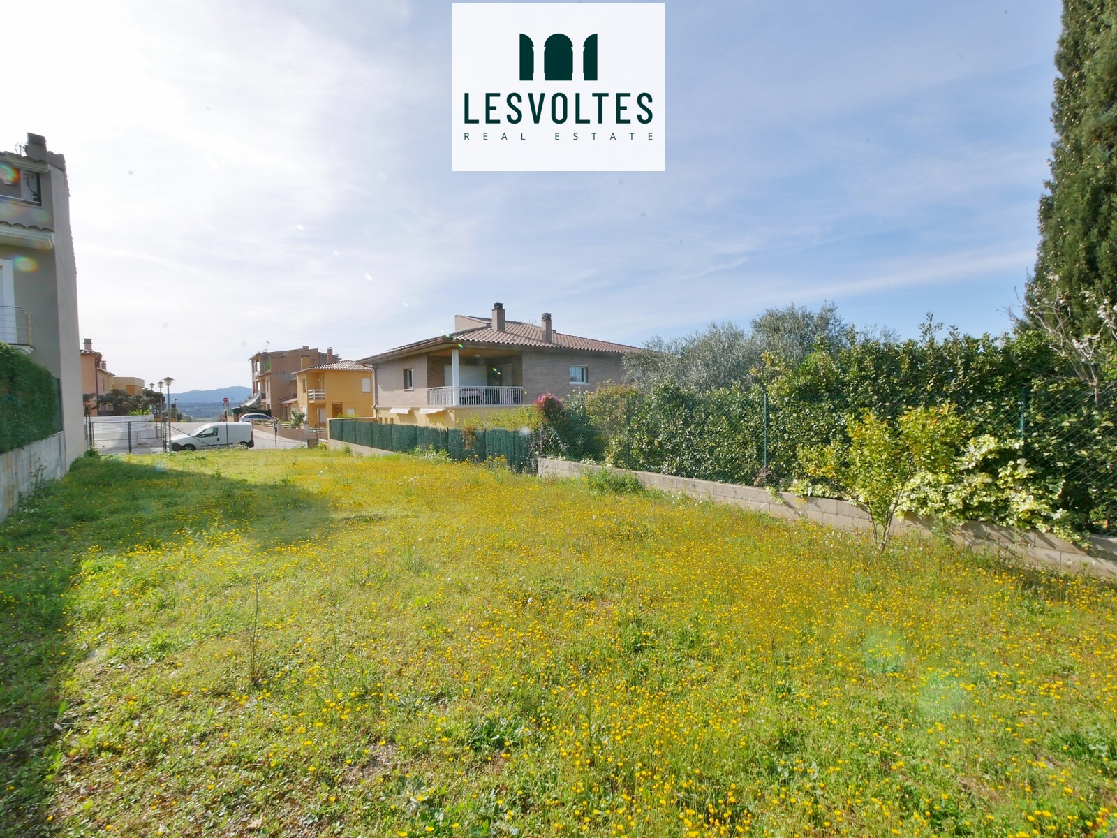 BUILDING LAND OF 537 M2 FOR A TOWNHOUSE FOR SALE IN FORALLAC.