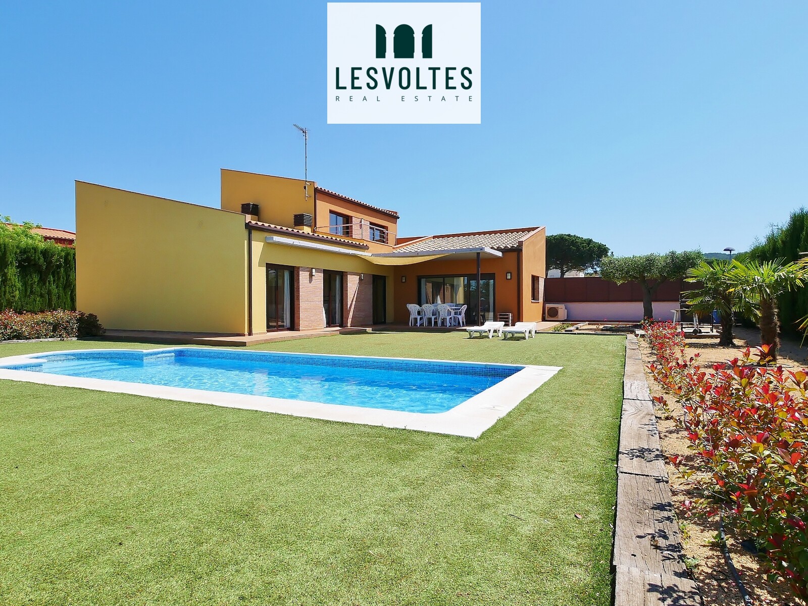 MAGNIFICENT HOUSE OF 300M2 WITH LARGE GARDEN AND SWIMMING POOL WITH VIEWS IN A PRIVILEGED RESIDENTIAL AREA IN THE BAIX EMPORD