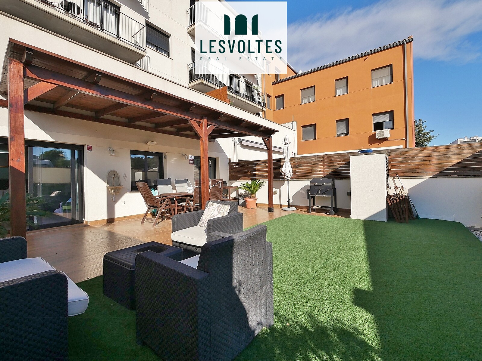 PISO EN PLANTA BAJA CON PATIO PARA ALQUILER DE TEMPORADA  (DISPONIBLE DE SEPTIEMBRE  A JUNIO)