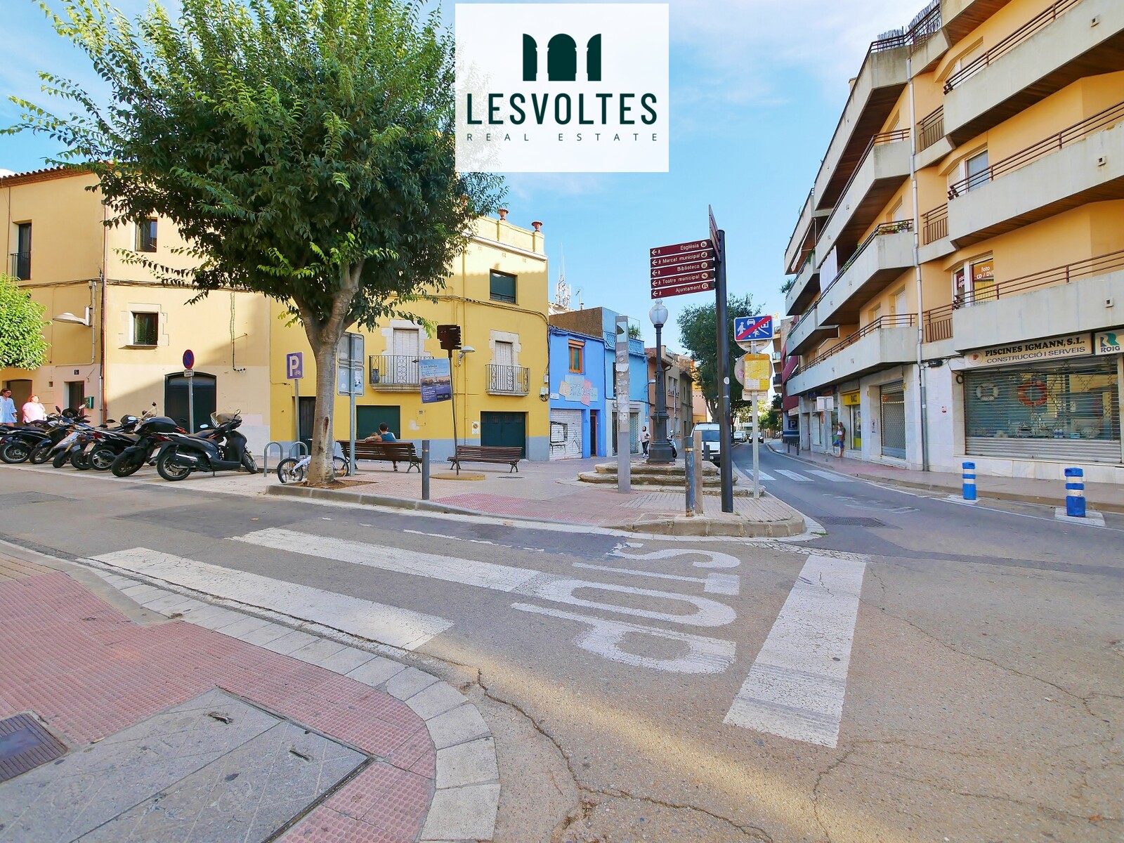 OPORTUNIDAD! CASA EN EL CENTRO DE PALAFRUGELL CON GRAN TERRAZA Y PLANTA BAJA COMERCIAL. 