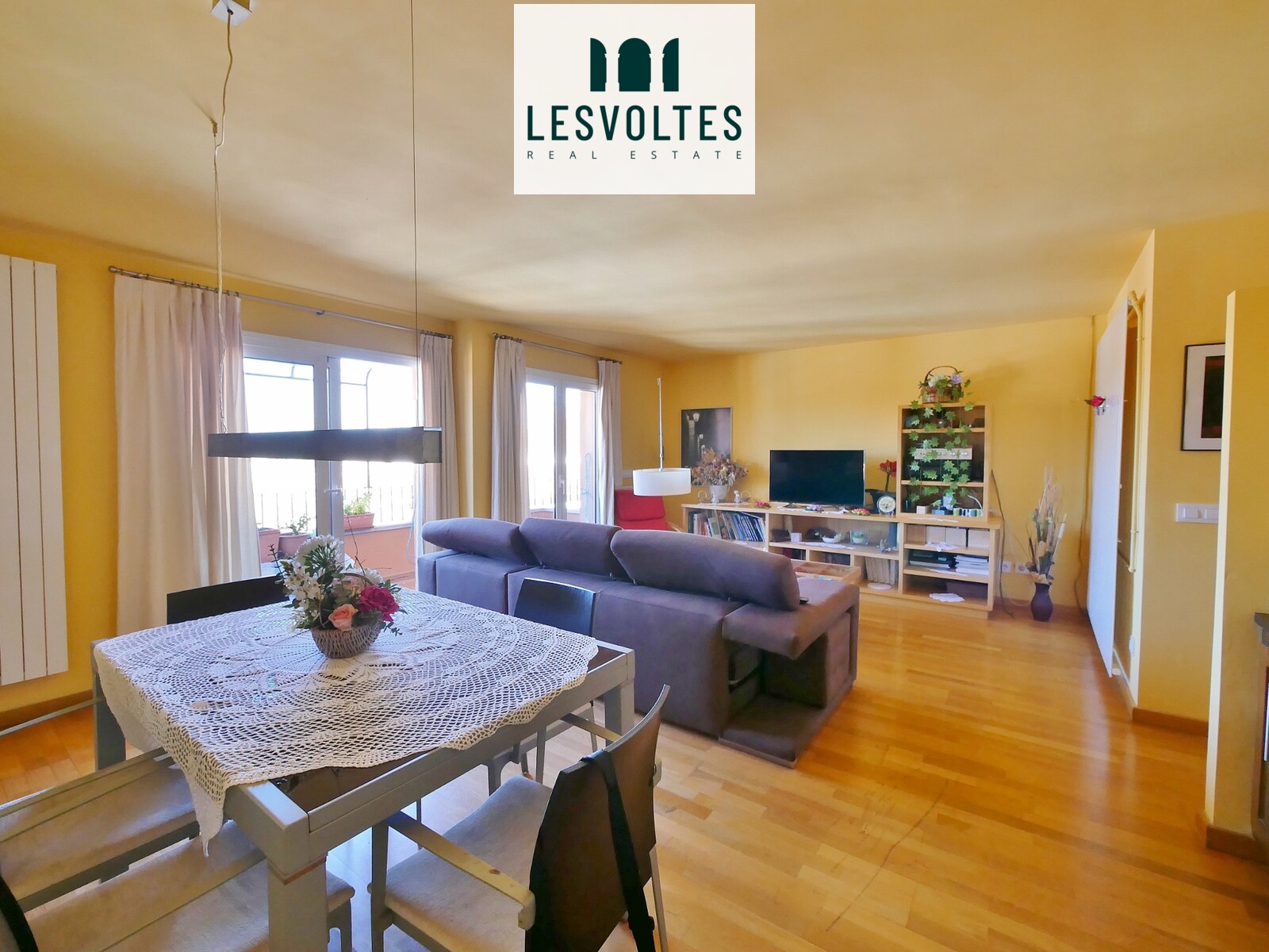 PIS TIPUS ÀTIC DE 143M², AMB ASCENSOR, EN VENDA A LA BISBAL D'EMPORDÀ.
