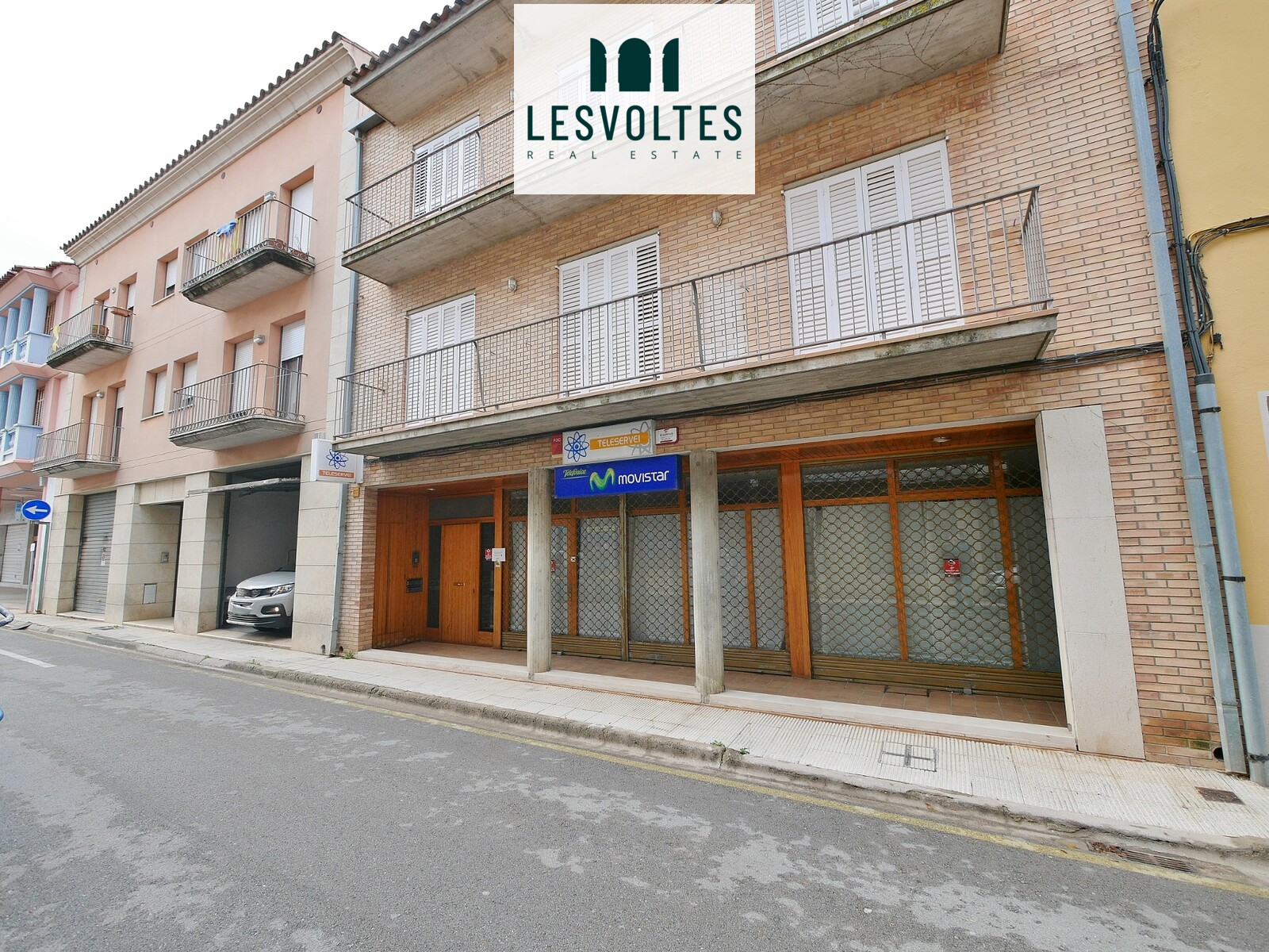 COMMERCIAL PREMISES OF 140 M2 ON THE GROUND FLOOR, WITH WAREHOUSE AND GARAGE OF 115 M2, FOR RENT IN LA BISBAL DE EMPORDÀ.