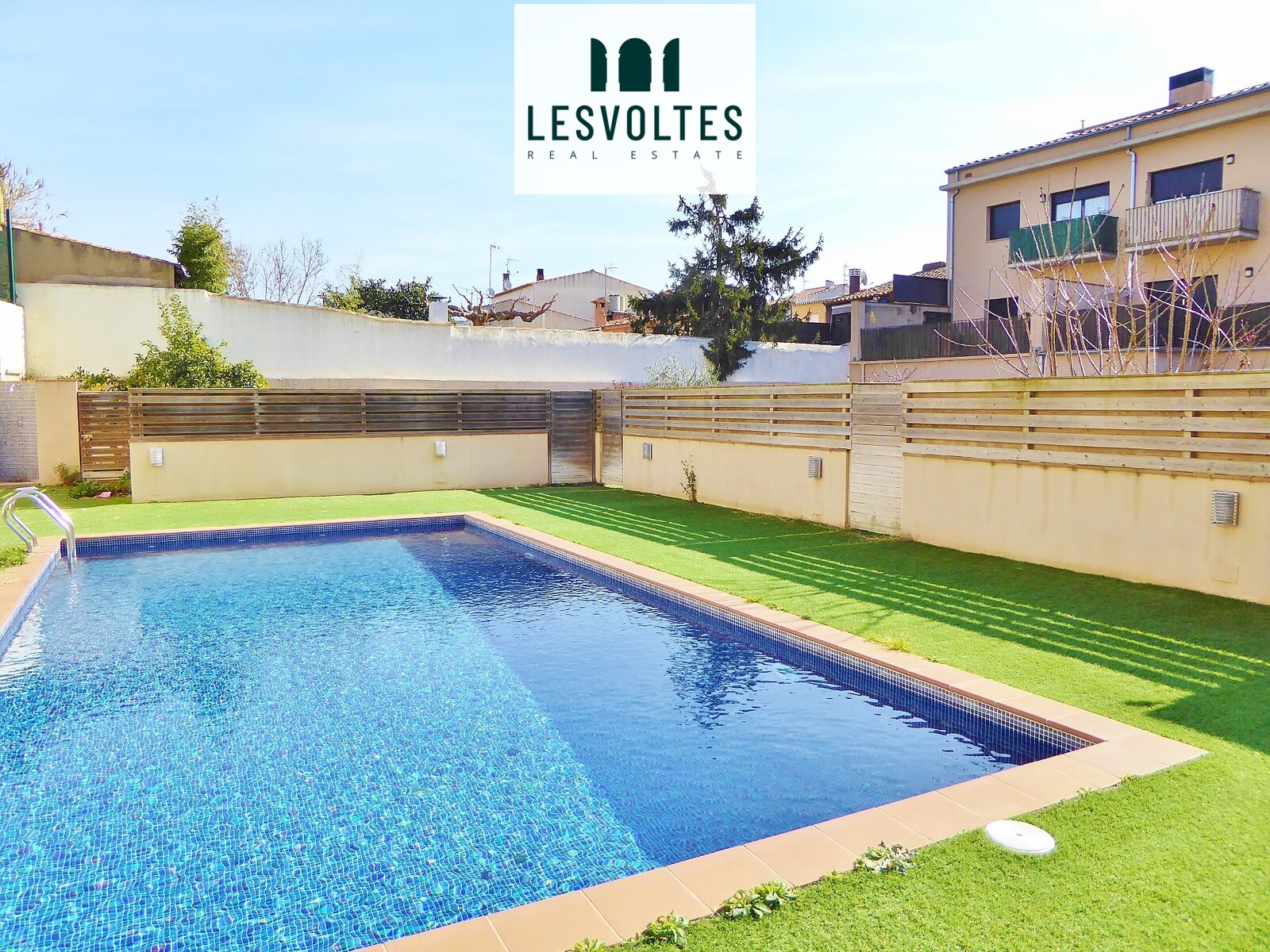 MAGNÍFICO PISO CON GRAN TERRAZA PRIVADA CON ACCESO A ZONA COMUNITÀRIA CON JARDÍN Y PISCINA. PLAZA DE PÁRQUING Y TRASTERO.