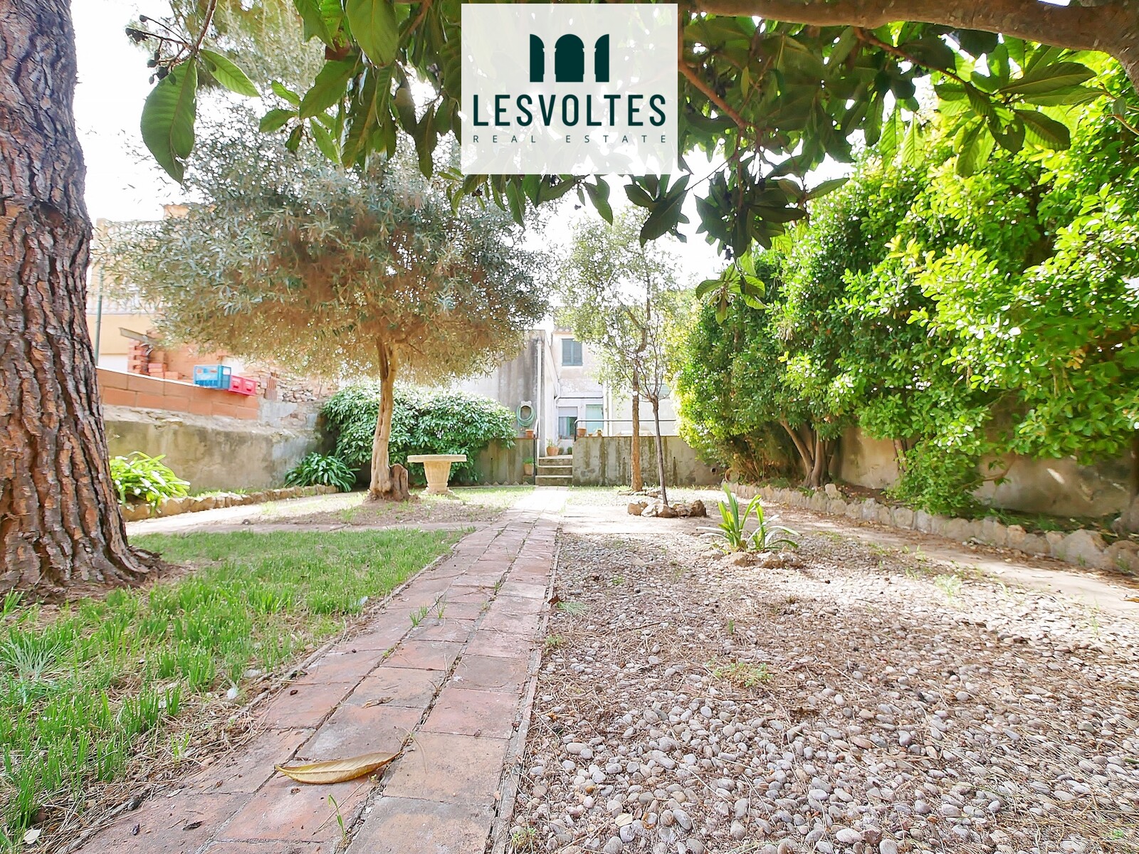 DOS CASAS DE PUEBLO CON JARDÍN EN EL CENTRO DE PALAFRUGELL. FINCA A REFORMAR CON MUCHAS POSIBILIDADES.