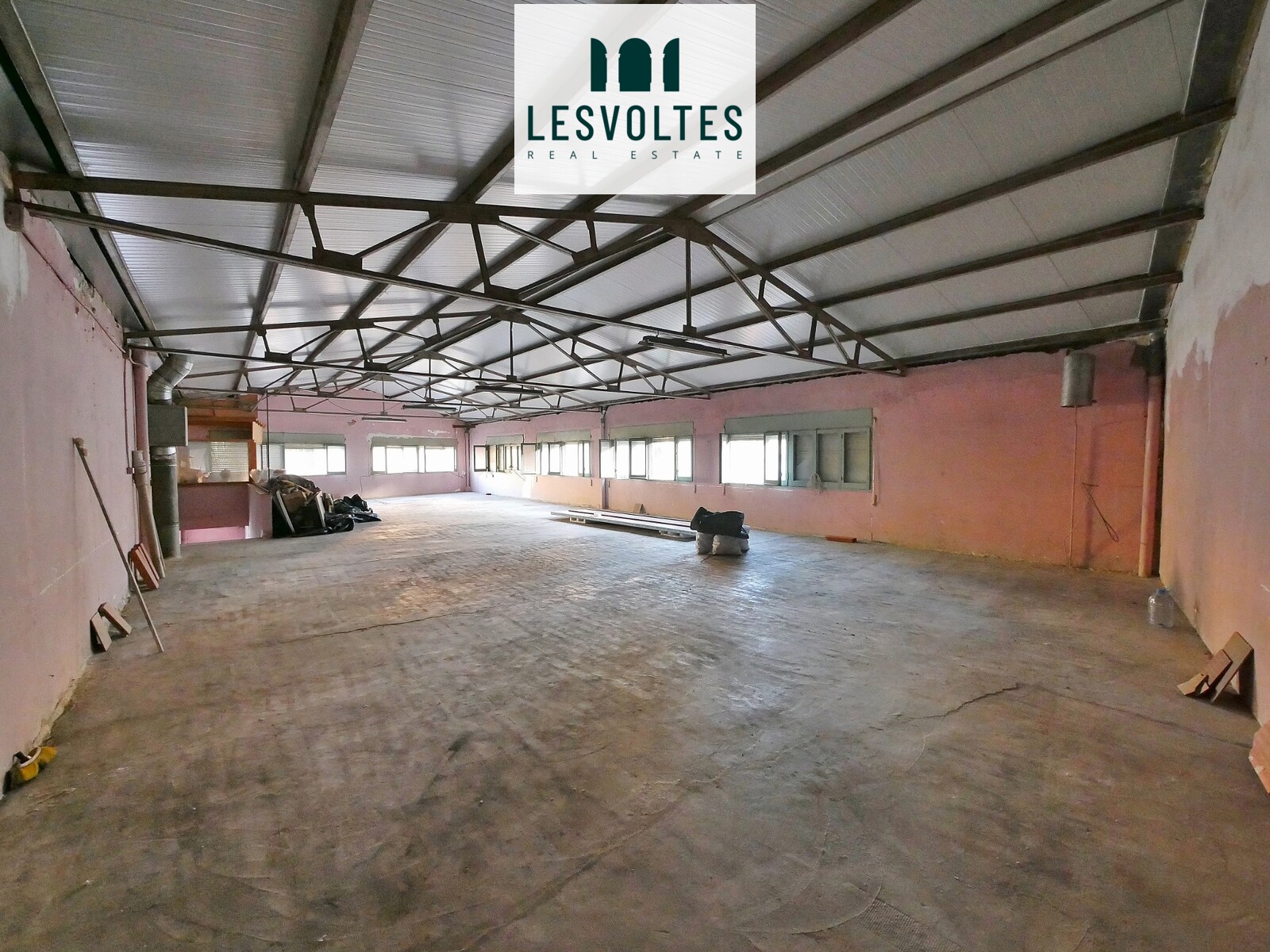 NAVE INDUSTRIAL CÉNTRICA DE 250 M2, EN PRIMERA PLANTA SIN ASCENSOR, EN ALQUILER EN LA BISBAL DE EMPORDÀ.