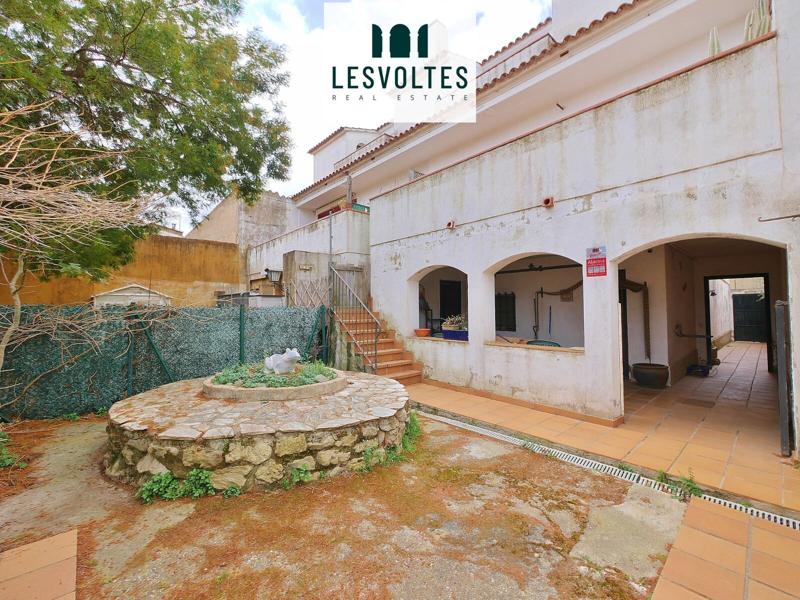 SPACIOUS APARTMENT WITH GARDEN AND TERRACE, PRIVATE GARAGE OF 60 M2 AND INDEPENDENT STUDIO IN PALAFRUGELL.