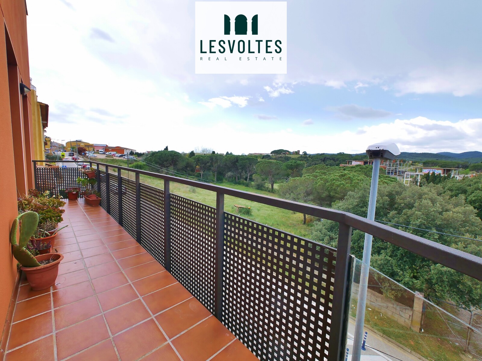 PISO DE DOS HABITACIONES CON TERRAZA CERCA DE ZONA VERDE EN PALAFRUGELL.