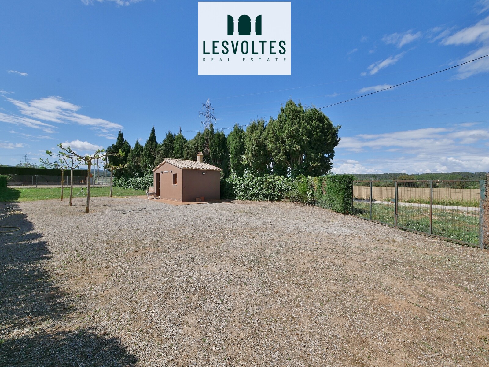 DO YOU WANT TO ENJOY A LITTLE HIDDEN TREASURE IN THE BAIX EMPORDÀ? 17 M2 SHUTTLE WITH 400 M2 LAND FOR RENT IN PERATALLADA.