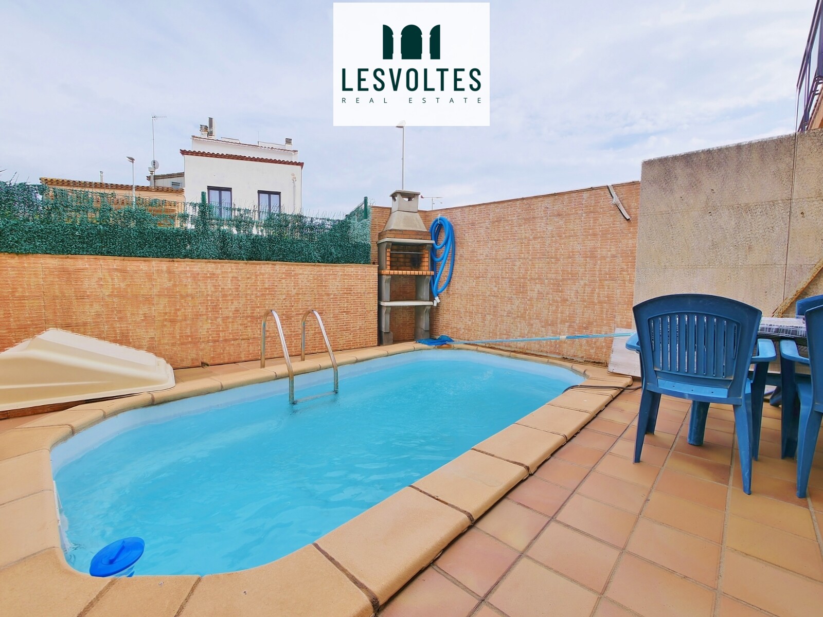 CASA ADOSADA EN VENTA A PALAMÓS CON PISCINA Y GRAN TERRAZA CON VISTAS EN ZONA TRANQUILA Y BIEN COMUNICADA.