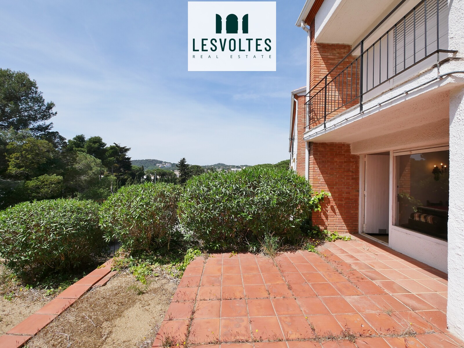 APARTMENT WITH PRIVATE GARDEN AND PARKING SPACE 200 METERS FROM THE BEACH IN CALELLA DE PALAFRUGELL.
