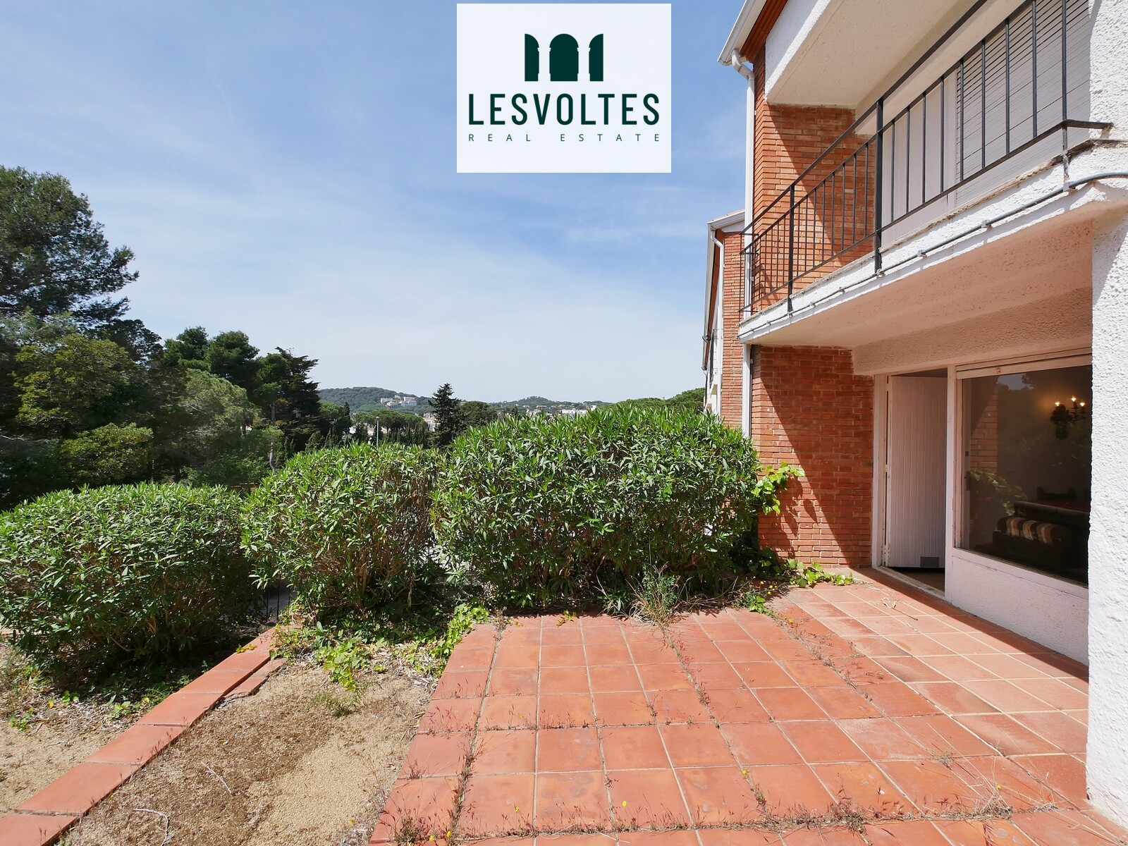 APARTAMENTO CON JARDÍN PRIVADO Y PLAZA DE PARKING A 200 METROS DE LA PLAYA EN CALELLA DE PALAFRUGELL.