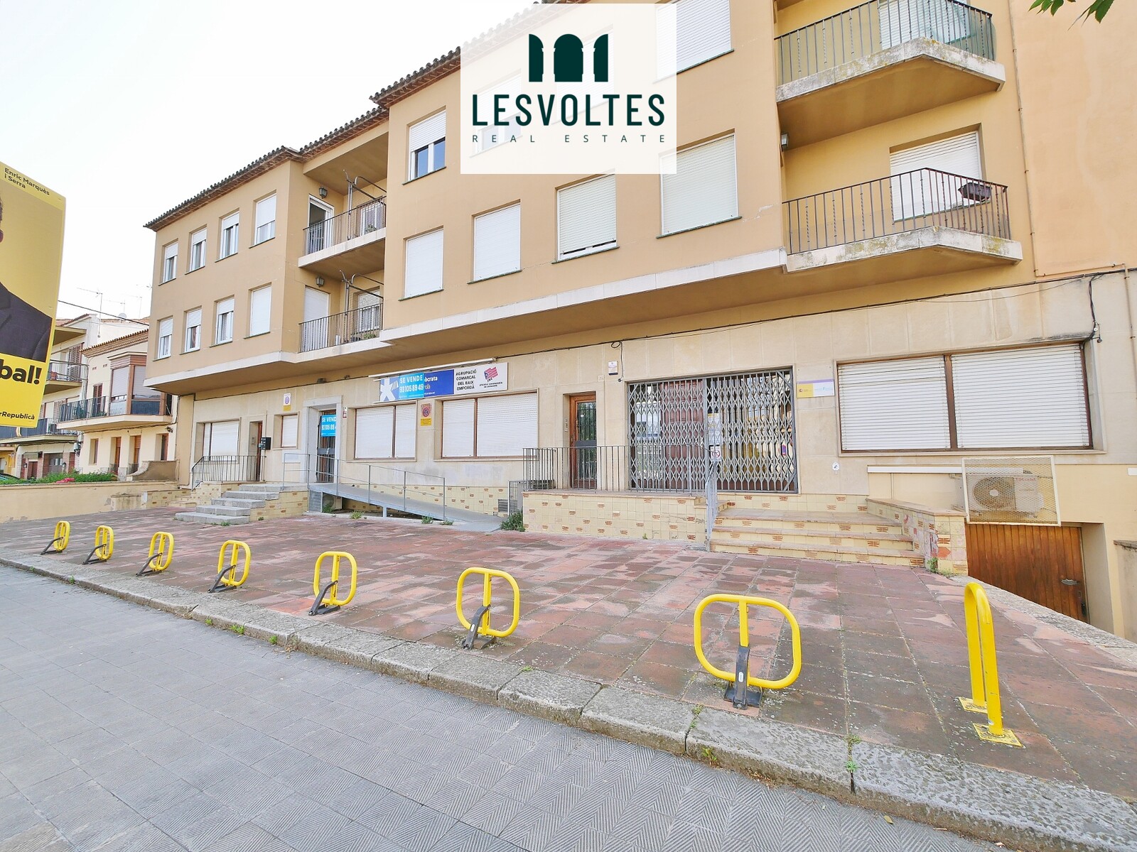 LOCAL COMERCIAL DE 242 M2 EN PLANTA BAIXA, EN VENDA A PROP DEL CENTRE DE LA BISBAL D’EMPORDÀ. 