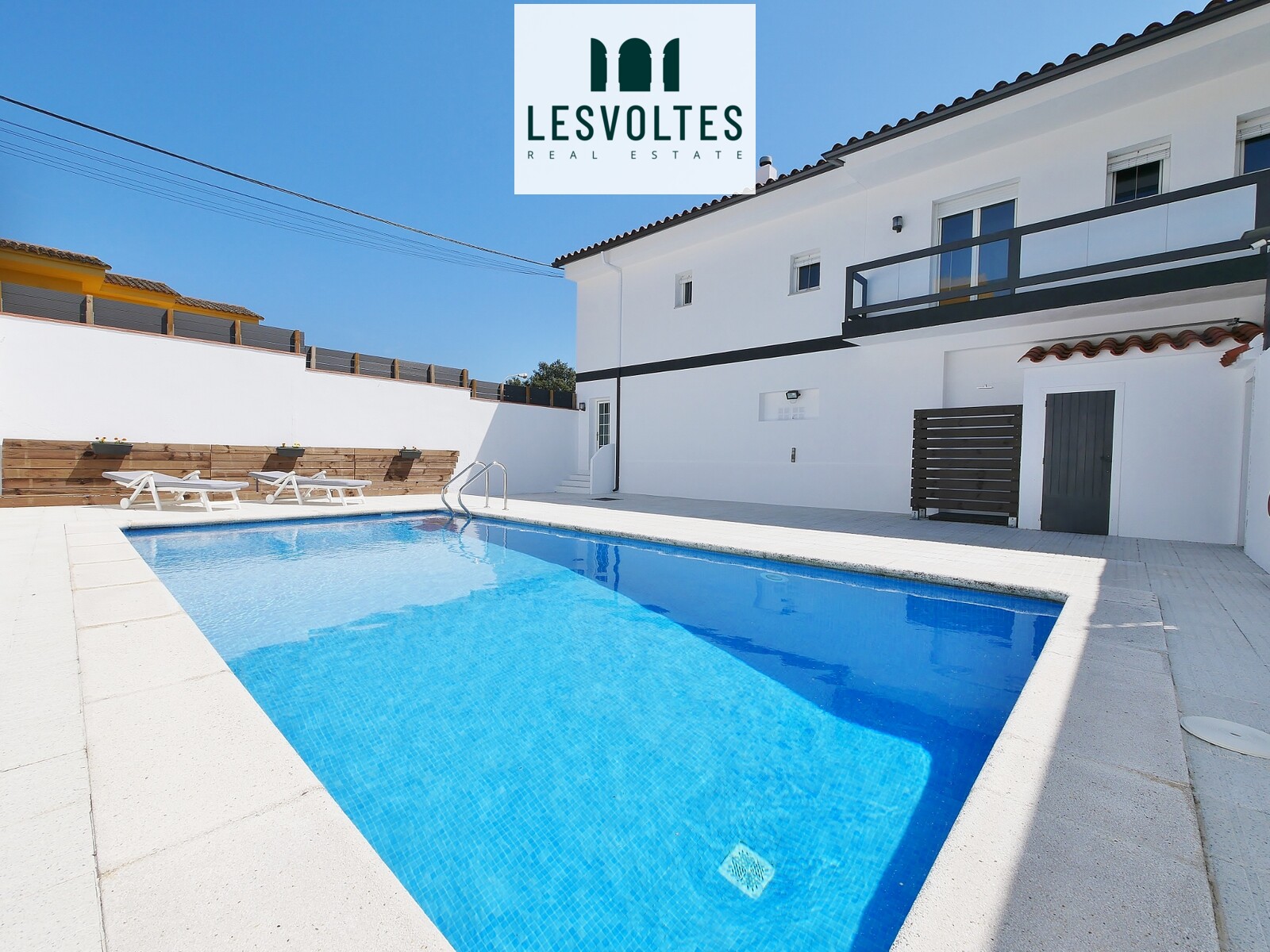 IMPECABLE CASA CON PISCINA TOTALMENTE AMUEBLADA Y EQUIPADA EN ALQUILER EN MON-TRAS.