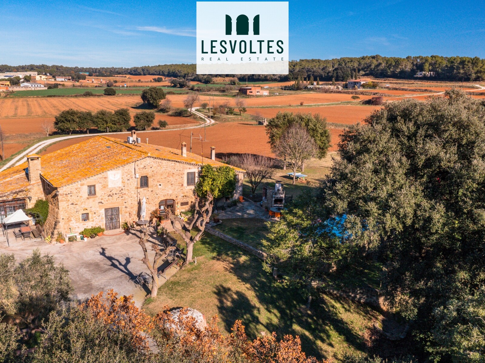 MASIA DE 549 M2 CON TERRENO DE 2 ha Y PISCINA,  EN VENDA EN EL BAIX EMPORDÀ.