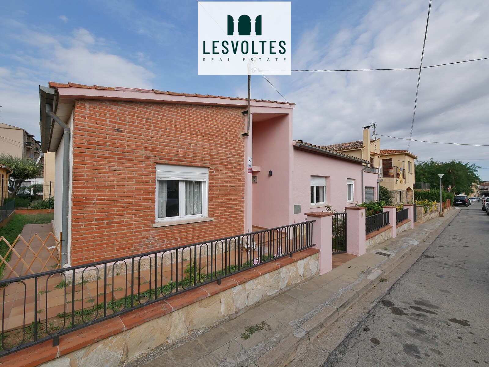CASA EN PLANTA BAJA DE 112 M2, EQUIPADA Y AMUEBLADA, CON JARDÍN DE 166 M2, EN ALQUILER PARA SEGUNDA RESIDENCIA, EN LA BISBAL