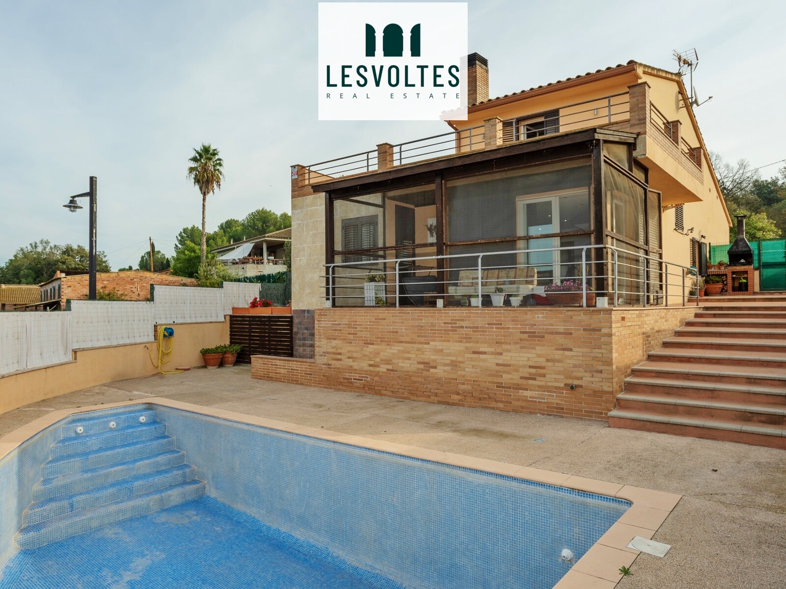 CASA UNIFAMILIAR DE NUEVA CONSTRUCCIÓN CON MAGNÍFICAS VISTAS Y ZONA EXTERIOR CON PISCINA EN VENTA JAFRE