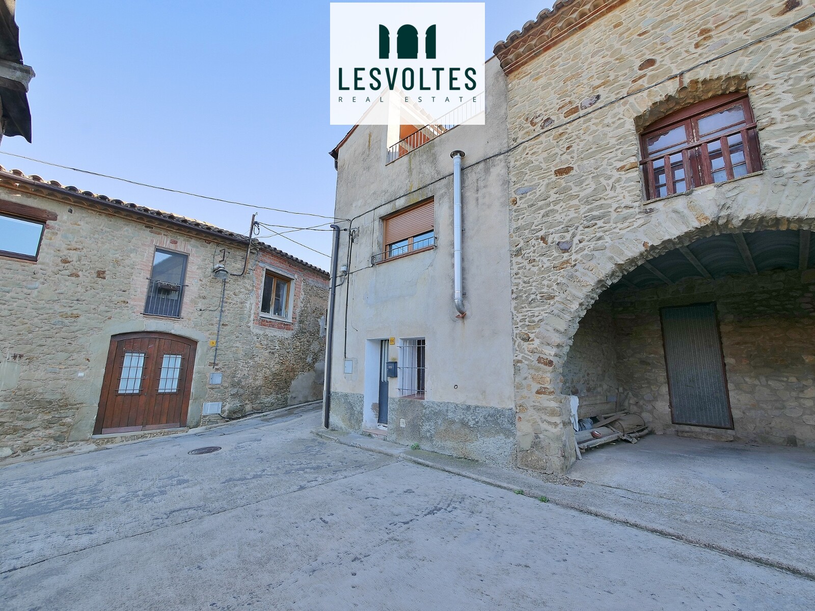 LIVABLE CORNER HOUSE OF 240 M2, TO RENOVATE, WITH 20 M2 ROOF, FOR SALE TO COLOMERS, BAIX EMPORDÀ.