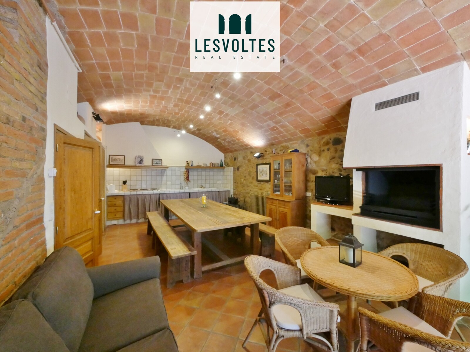 BEAUTIFUL RUSTIC SEMI-DETACHED HOUSE OF 170 M2, FOR RENT AS A SECOND HOME, IN THE OLD TOWN OF CORÇÀ.