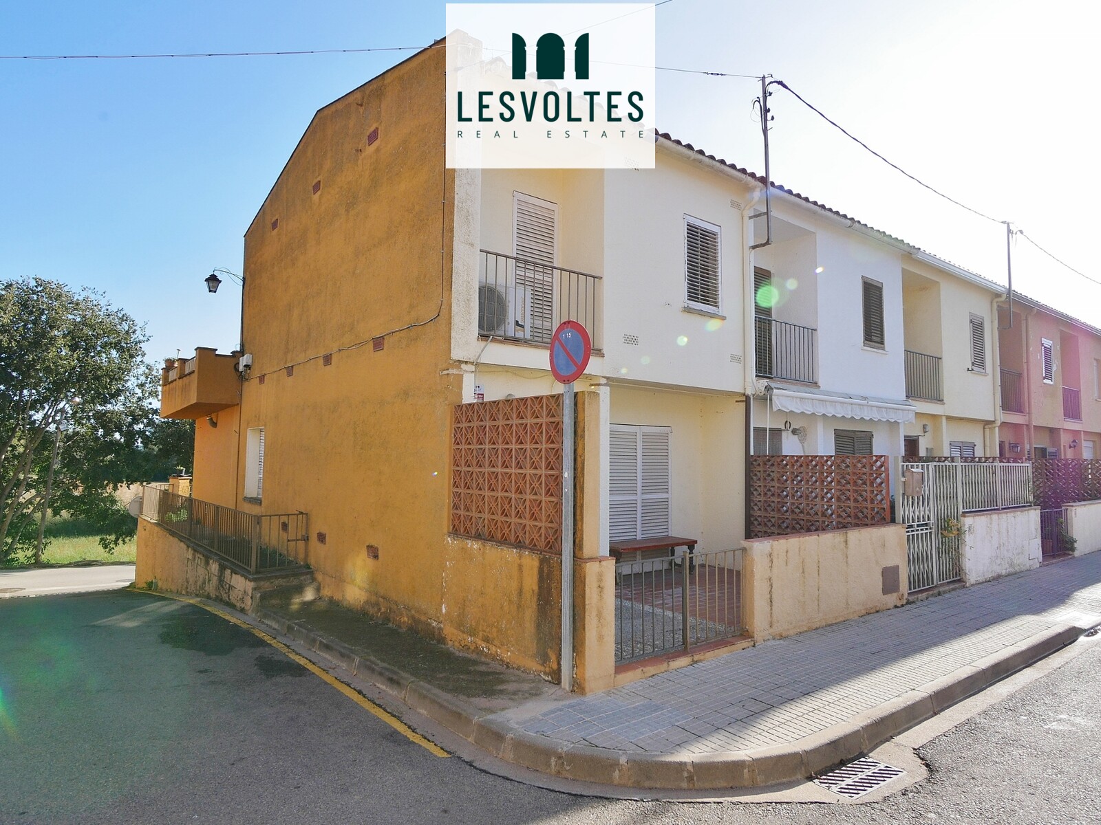 CASA ESQUINERA DE 109 M2, PARA REFORMAR, CON TERRAZA, PATIO Y GARAJE CON ALTILLO, EN VENTA EN MONELLS.