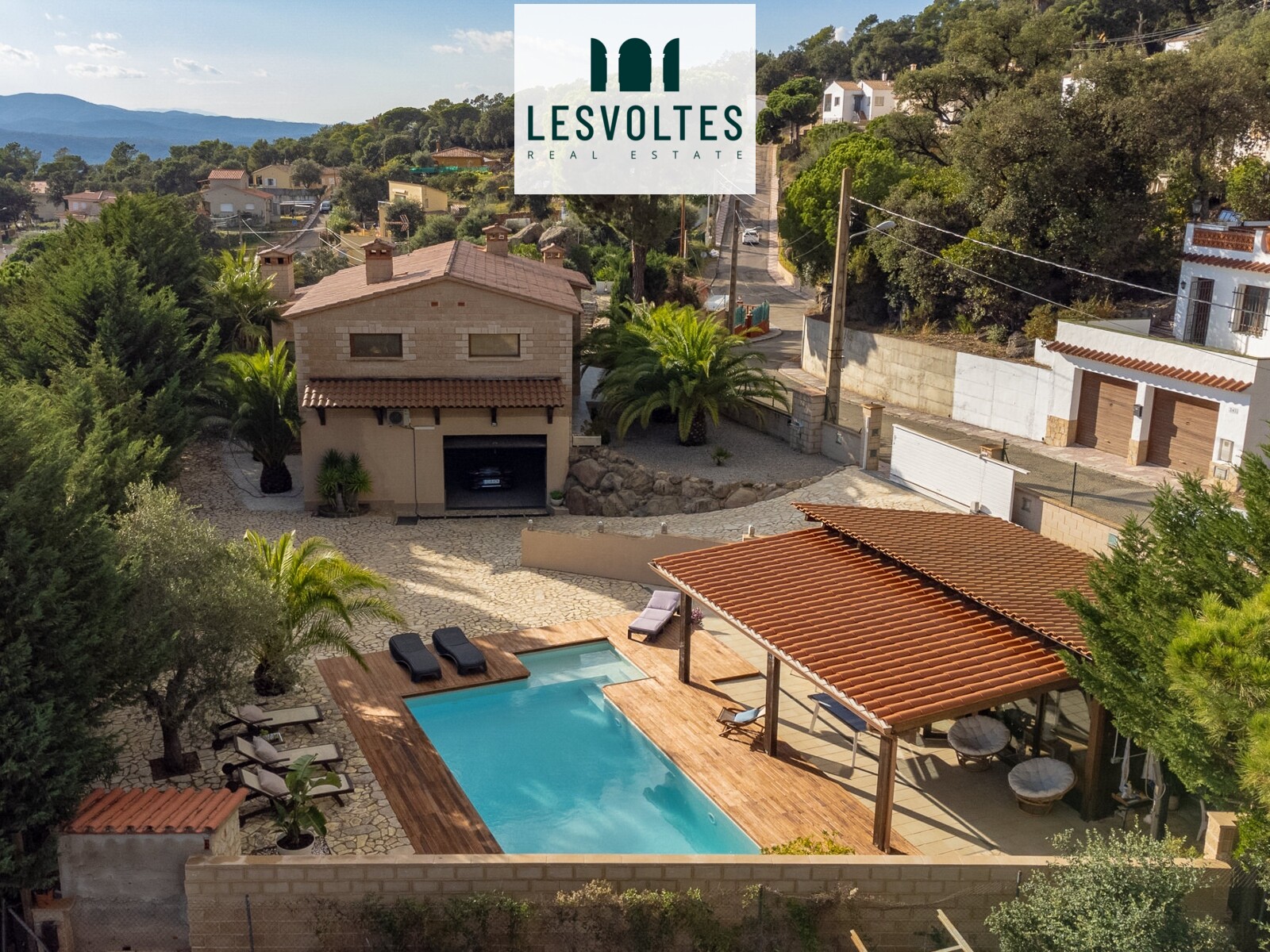 AMPLIA CASA CON JARDIN, PISCINA Y DOMINIO DE VISTAS EN VENTA EN SANTA CRISTINA DE ARO