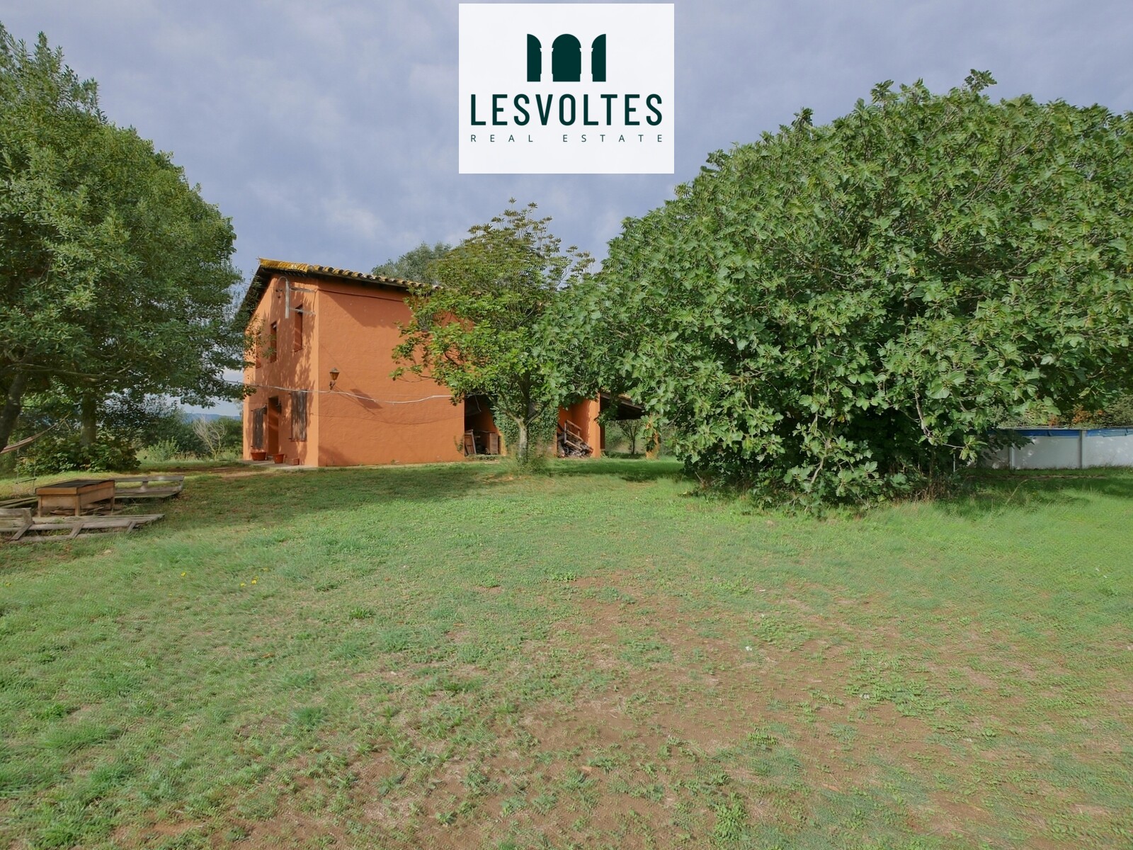 CASA UNIFAMILIAR DE 349 M2 AMB 45.000 M2 DE TERRENY, BOSC I CAMPS DE CULTIU, EN VENDA A FORALLAC, BAIX EMPORDÀ.