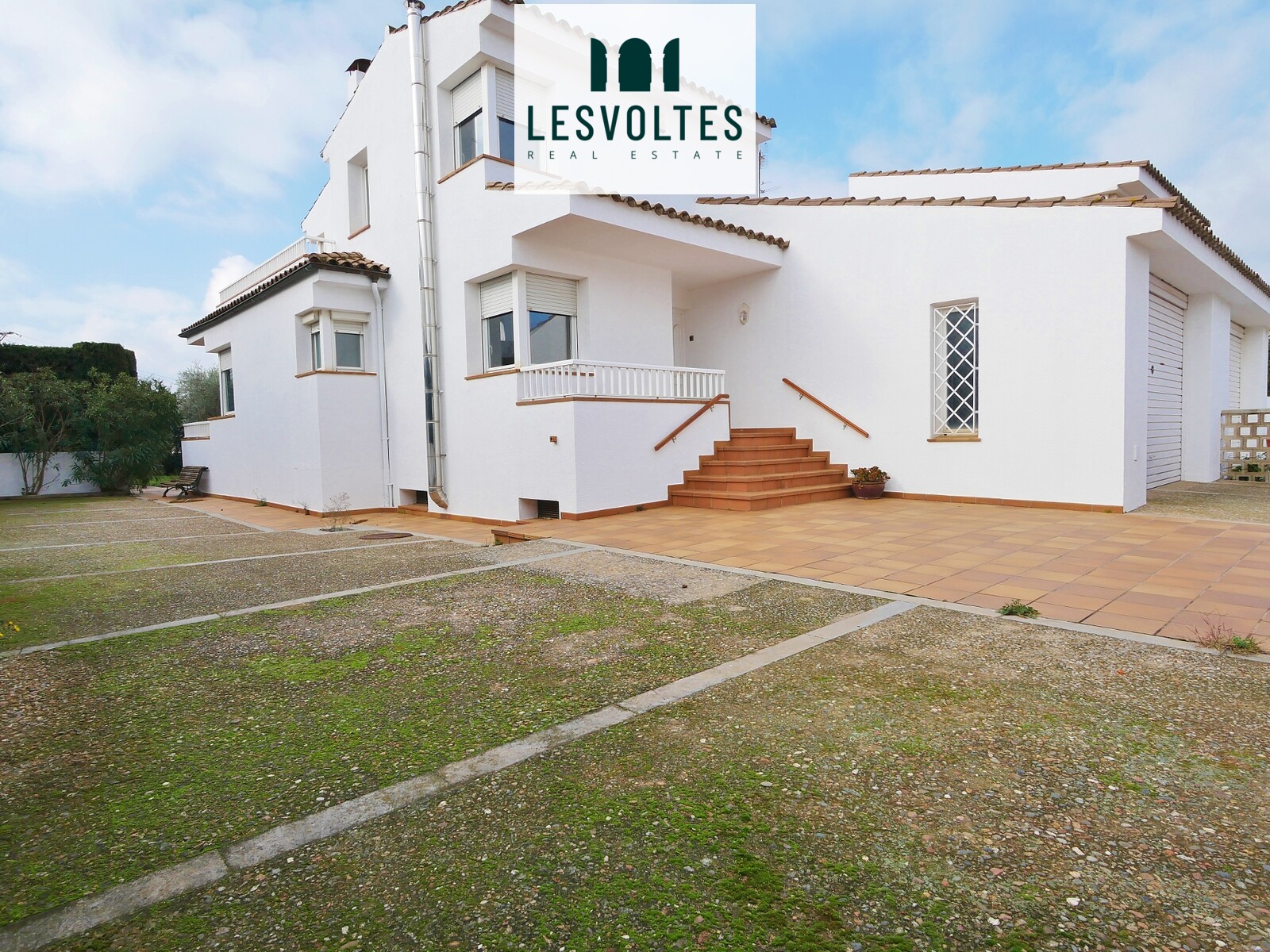 MAGNIFICENT HOUSE IN ESCLANYA, VERY BRIGHT AND WITH A LARGE GARDEN FOR RENT IN ESLAÑA.